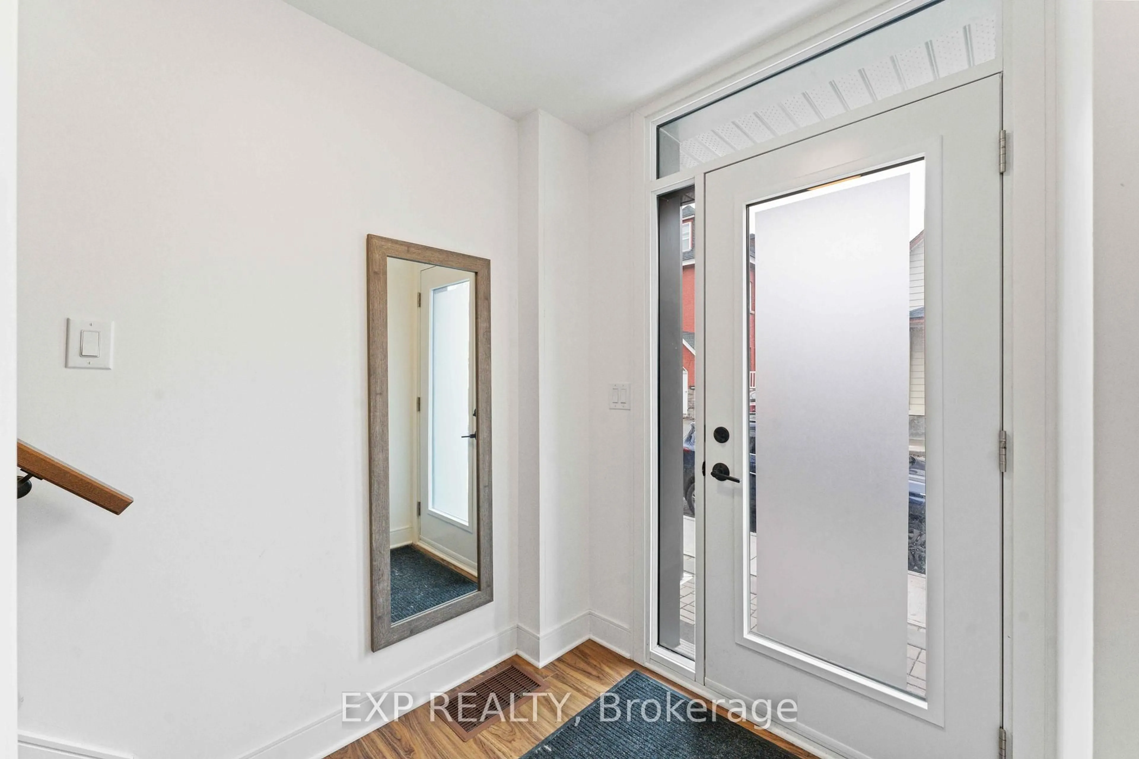 Indoor entryway for 9 Anderson St, Ottawa Ontario K1R 6T4
