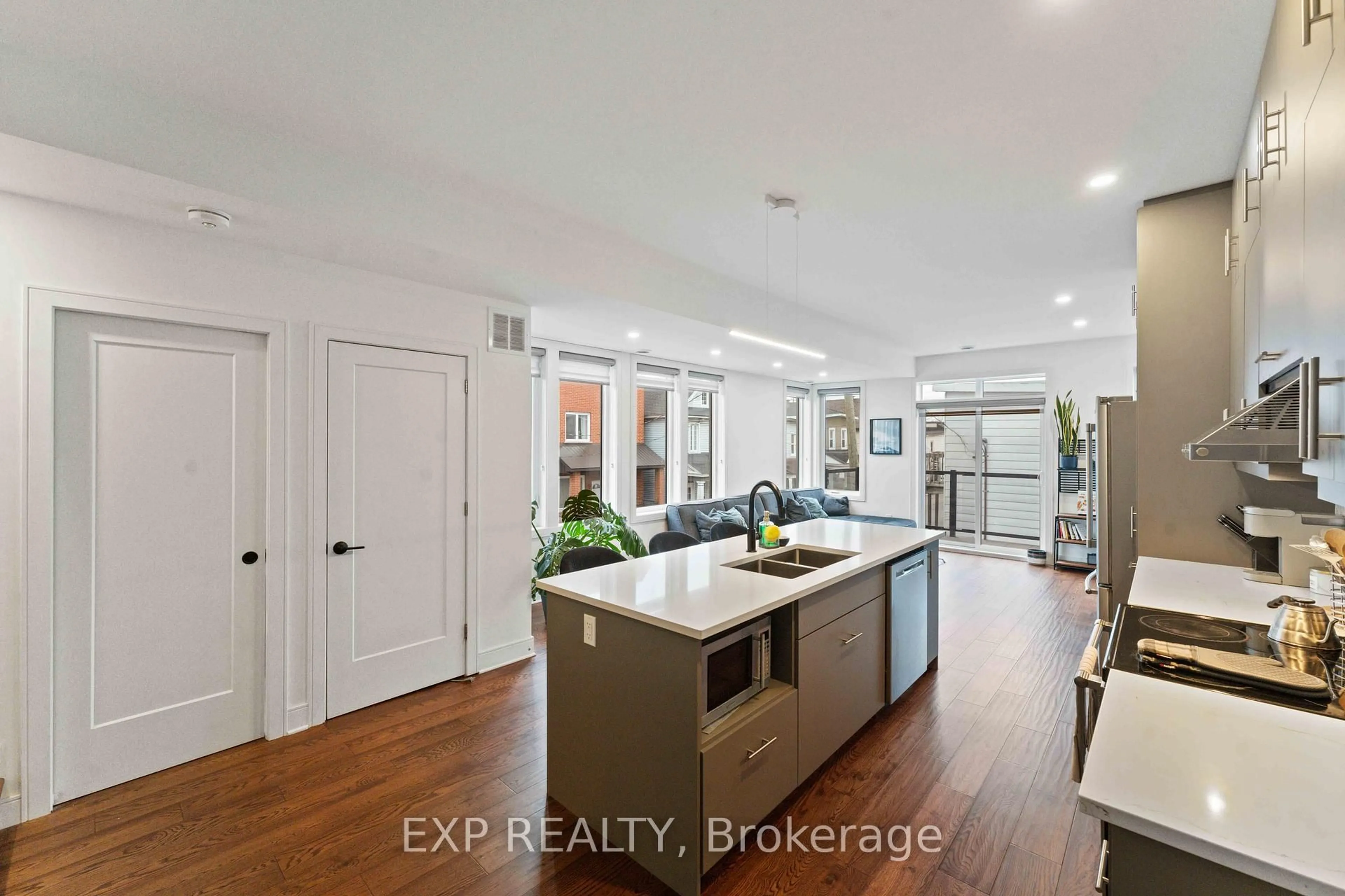 Open concept kitchen, ceramic/tile floor for 9 Anderson St, Ottawa Ontario K1R 6T4