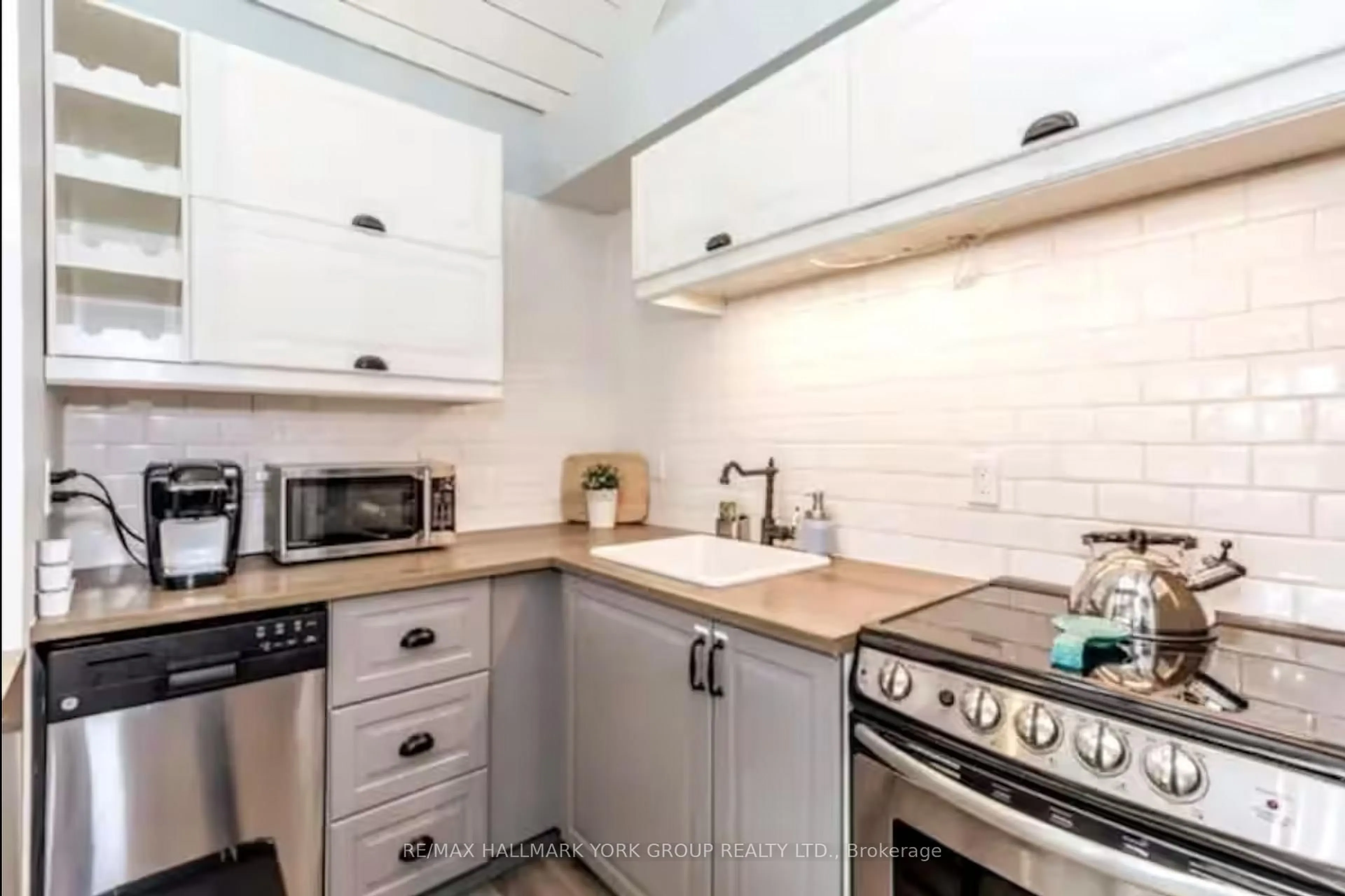 Standard kitchen, unknown for 796468 19 Grey Rd #514, Blue Mountains Ontario L9Y 0N6