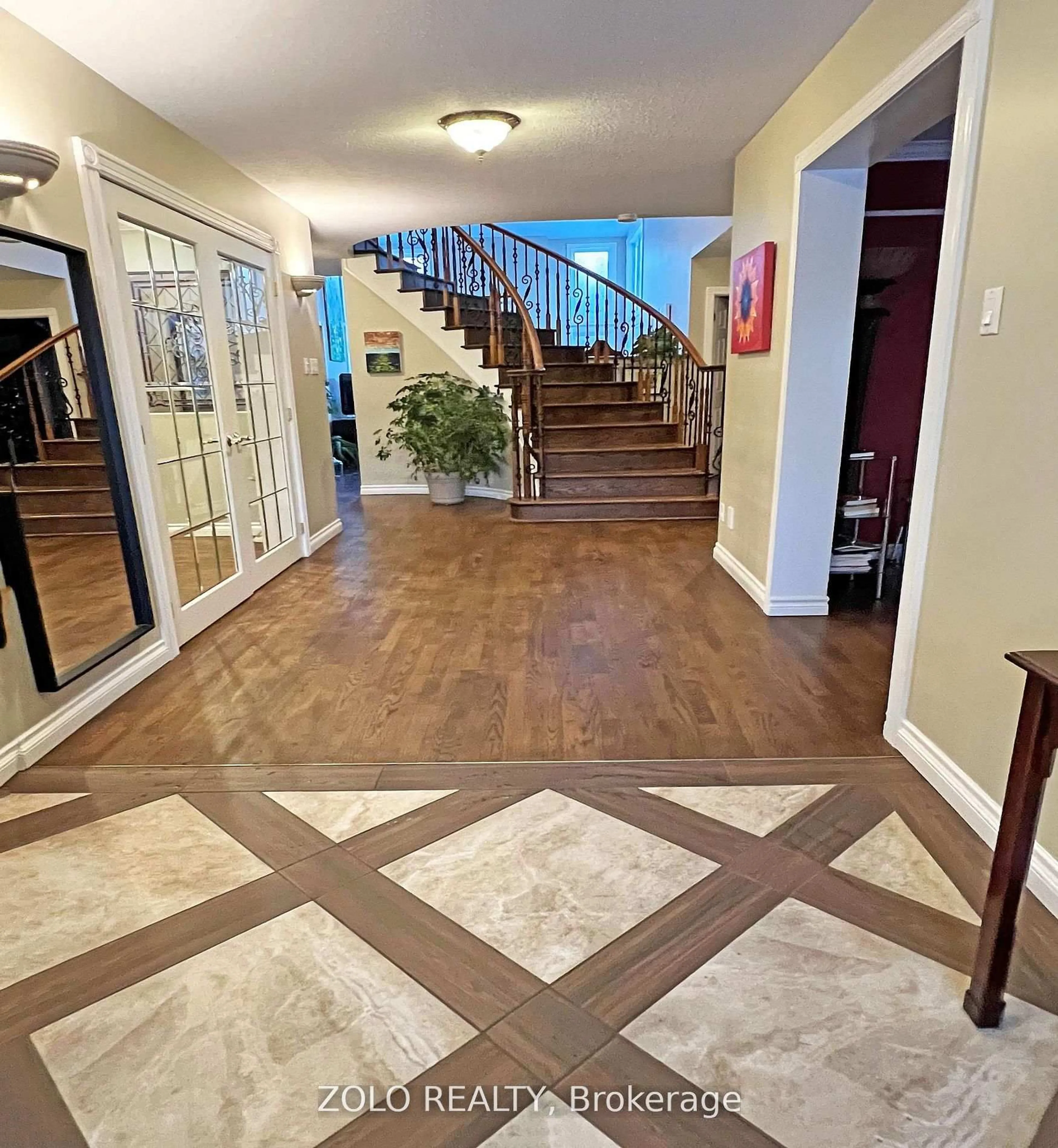 Indoor foyer for 736 Hauteview Cres, Ottawa Ontario K4A 2B8