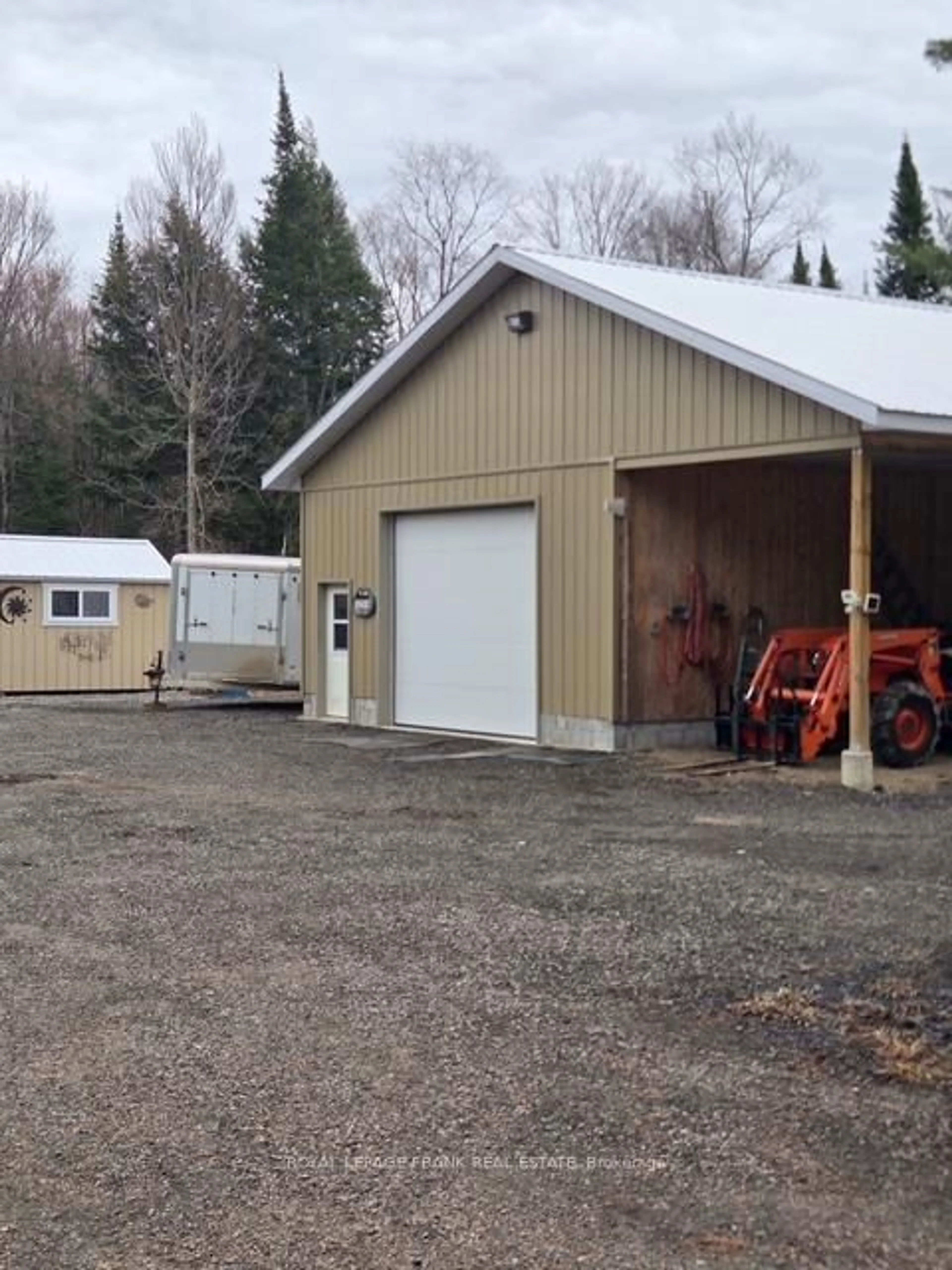Indoor garage for 989 Mckenzie Lake Rd, South Algonquin Ontario N0C 1B0