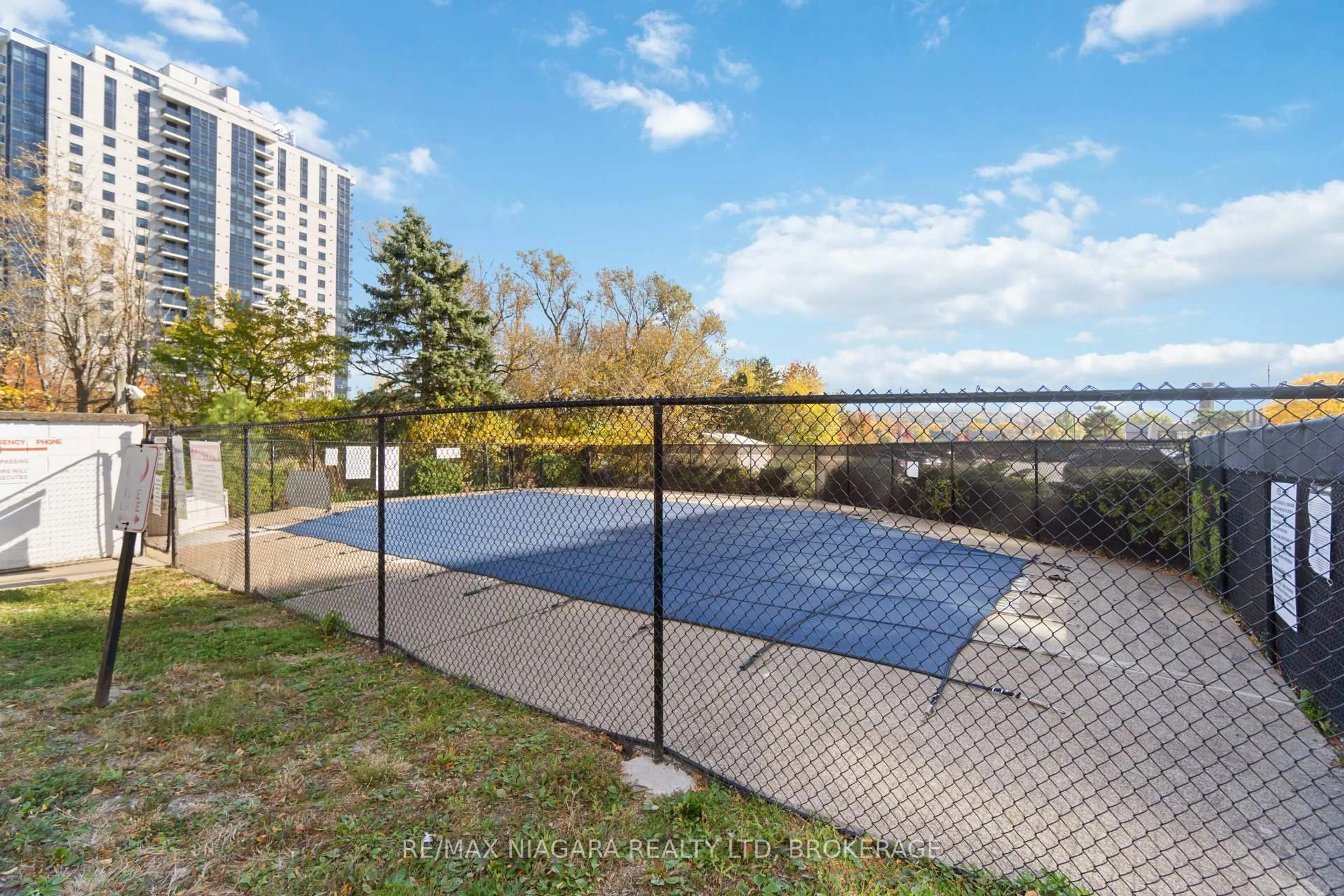 Pool for 215 GLENRIDGE Ave #409, St. Catharines Ontario L2T 3J7