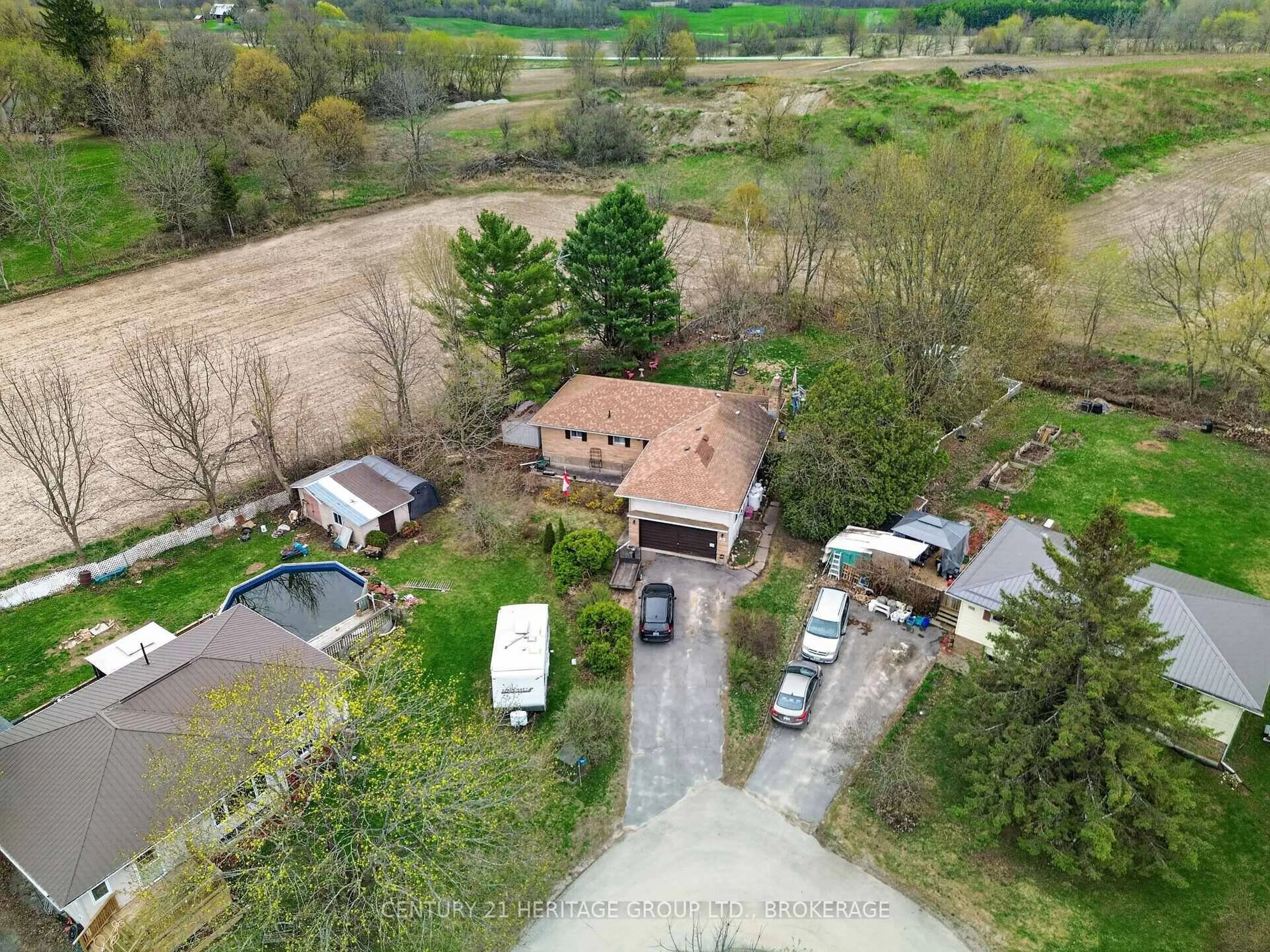 A pic from outside/outdoor area/front of a property/back of a property/a pic from drone, street for 187 Hillside Circ, Leeds and the Thousand Islands Ontario K0H 2N0