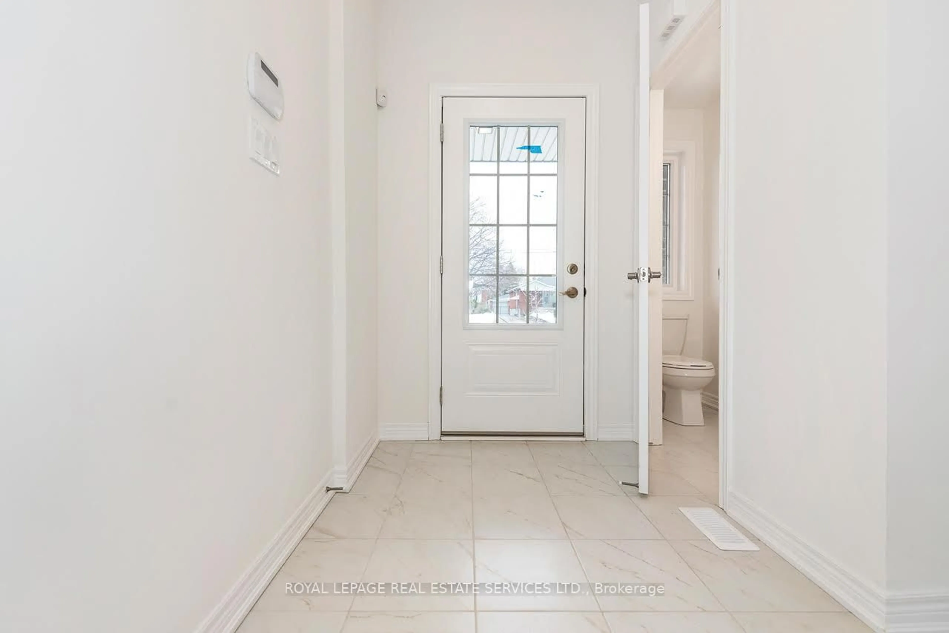 Indoor entryway for 18 Jellicoe Crt, Hamilton Ontario L9A 4T1