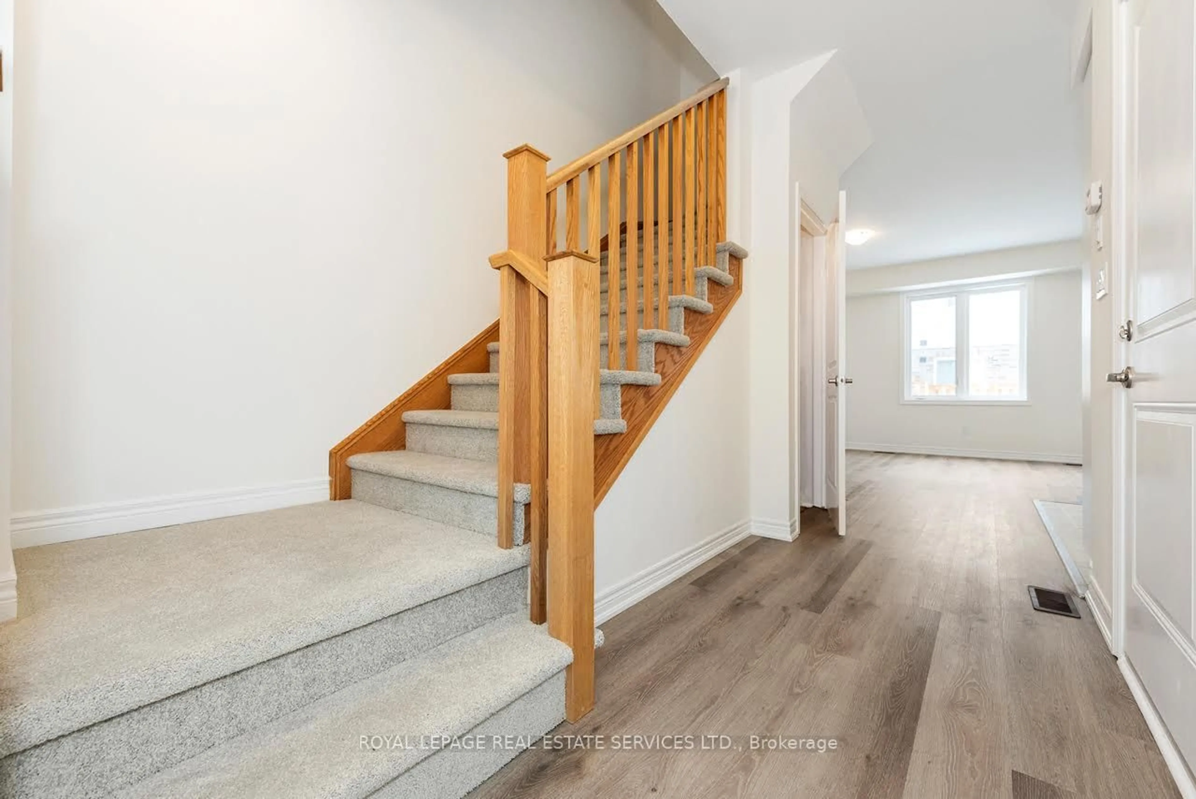 Stairs for 18 Jellicoe Crt, Hamilton Ontario L9A 4T1