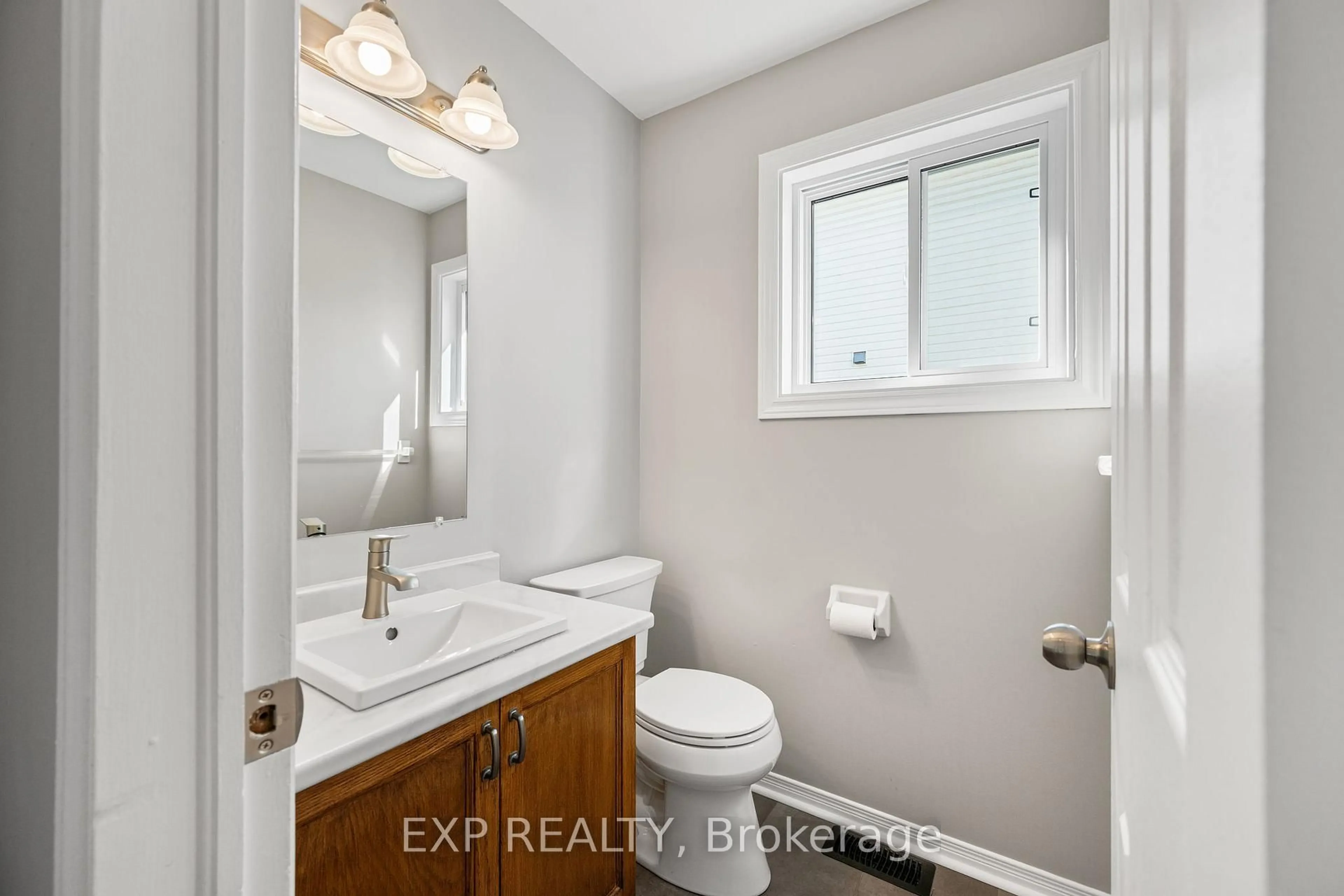 Standard bathroom, ceramic/tile floor for 32 Peacock Cres, Ottawa Ontario K2J 3P6