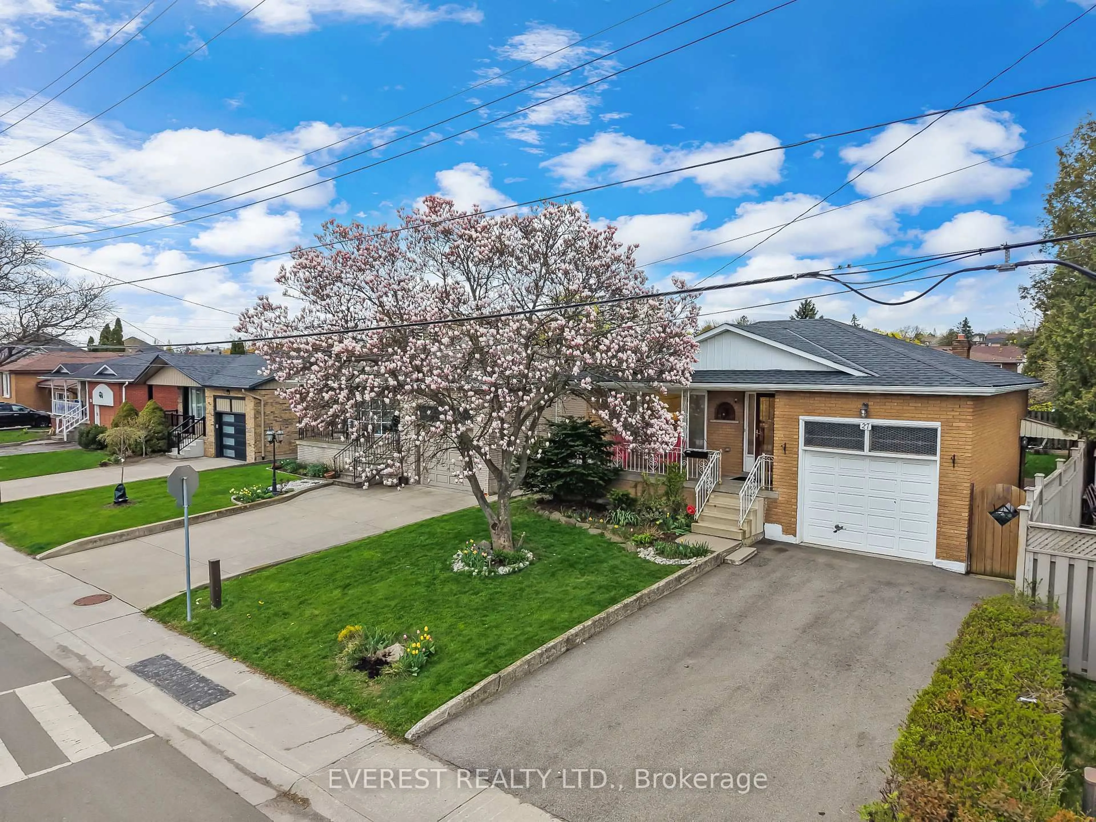 A pic from outside/outdoor area/front of a property/back of a property/a pic from drone, street for 27 Lavina Cres, Hamilton Ontario L9C 5S7