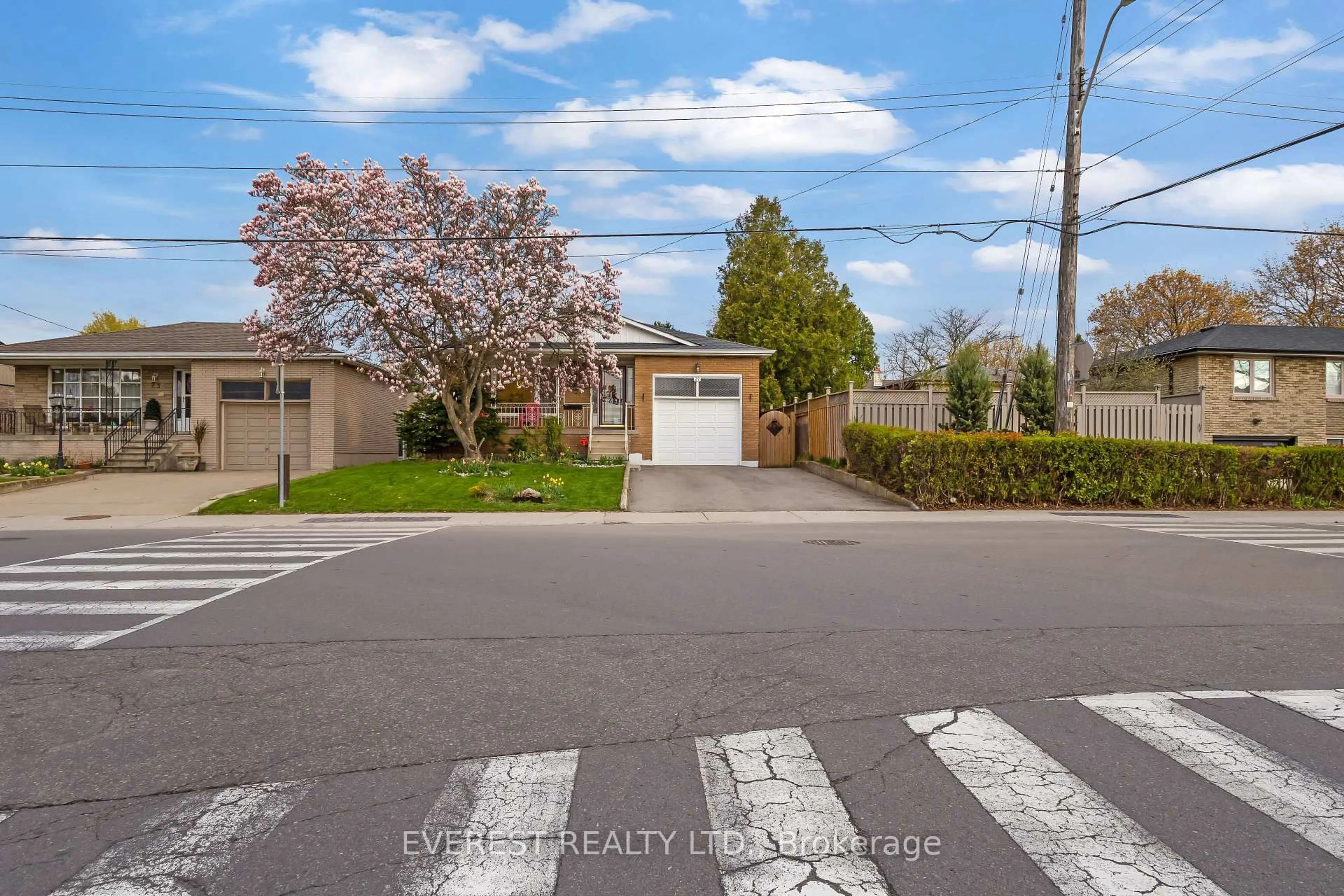 A pic from outside/outdoor area/front of a property/back of a property/a pic from drone, street for 27 Lavina Cres, Hamilton Ontario L9C 5S7