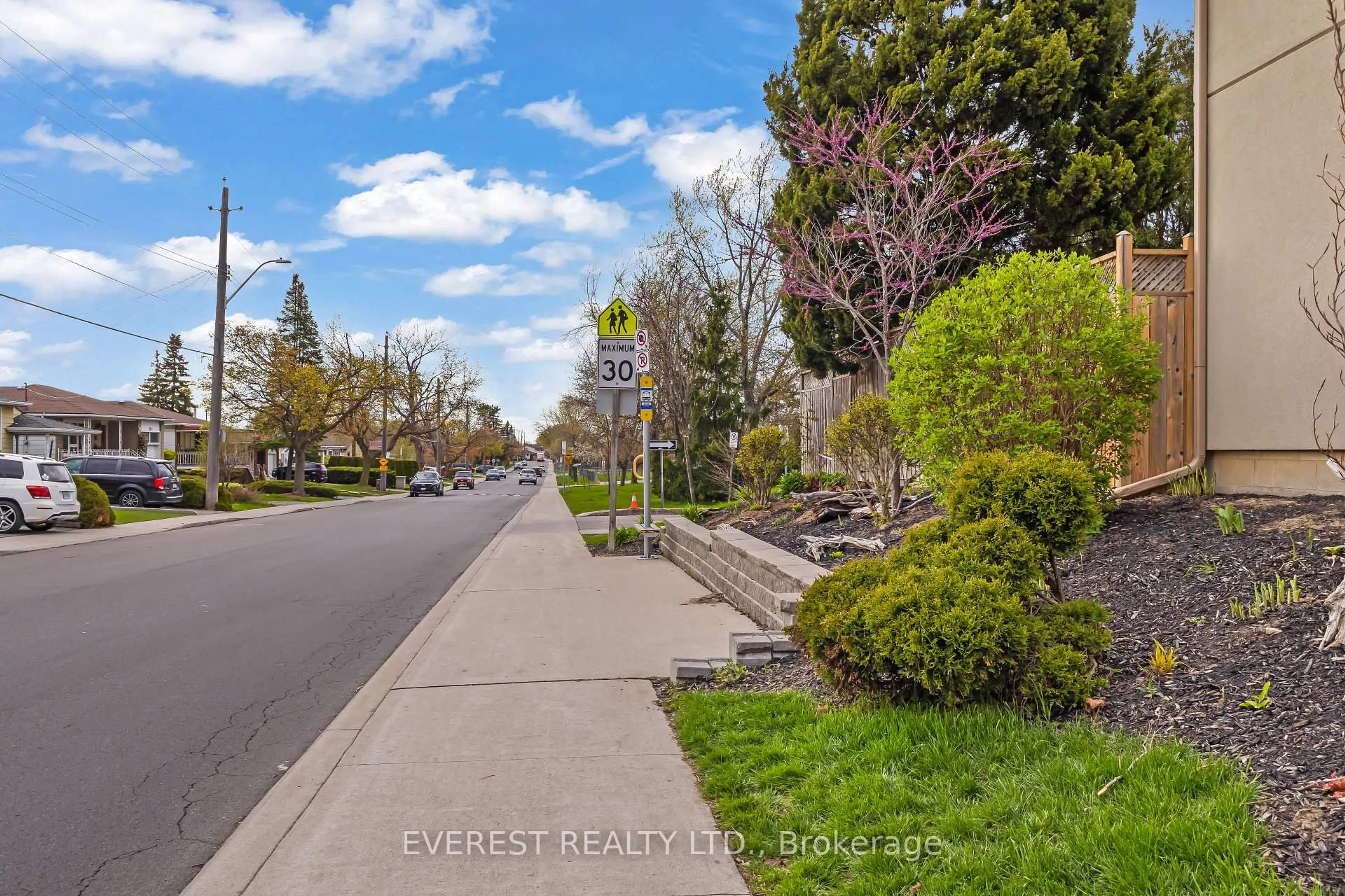 A pic from outside/outdoor area/front of a property/back of a property/a pic from drone, street for 27 Lavina Cres, Hamilton Ontario L9C 5S7
