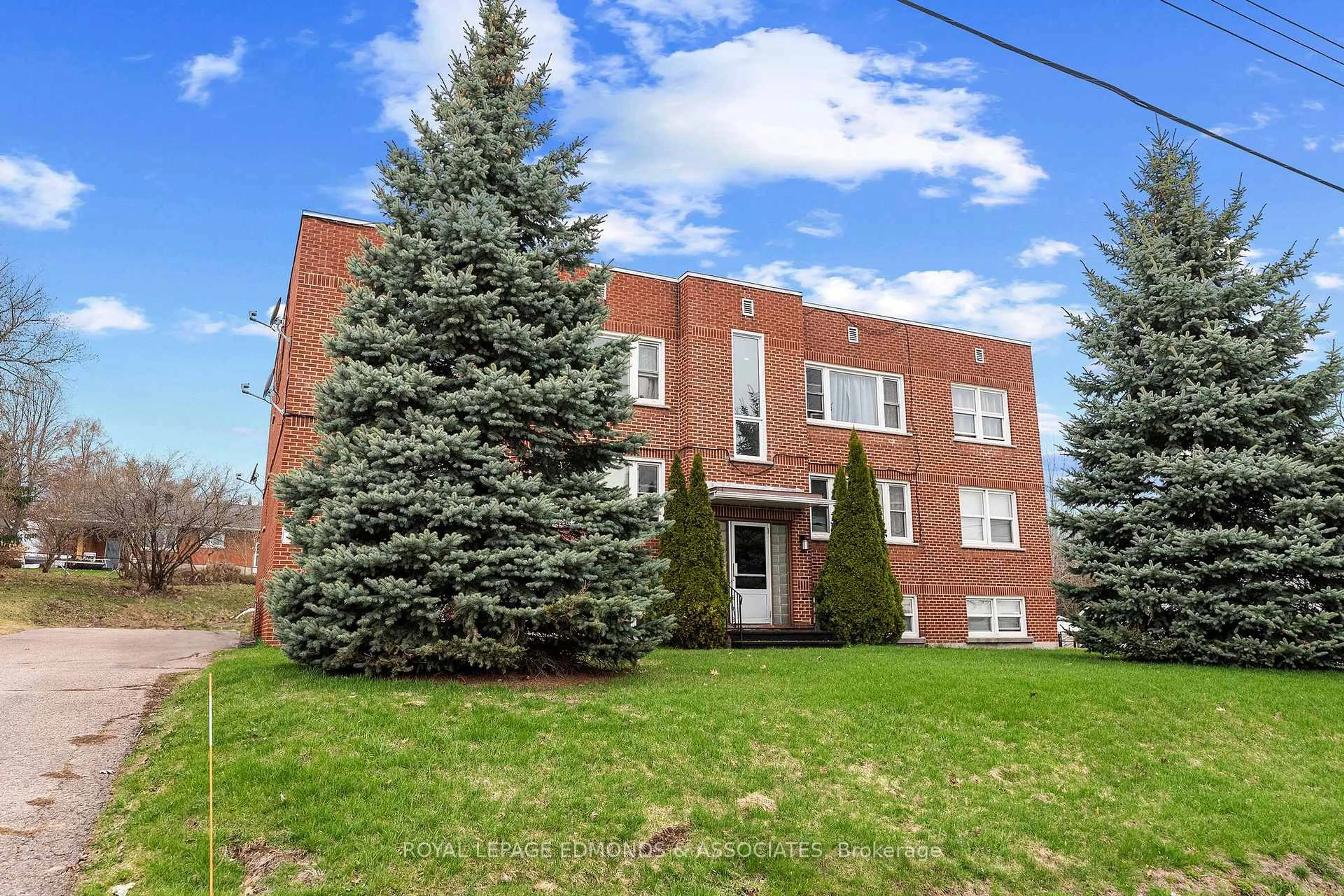 Home with brick exterior material, building for 222 Belmont Ave, Pembroke Ontario K8A 2C5