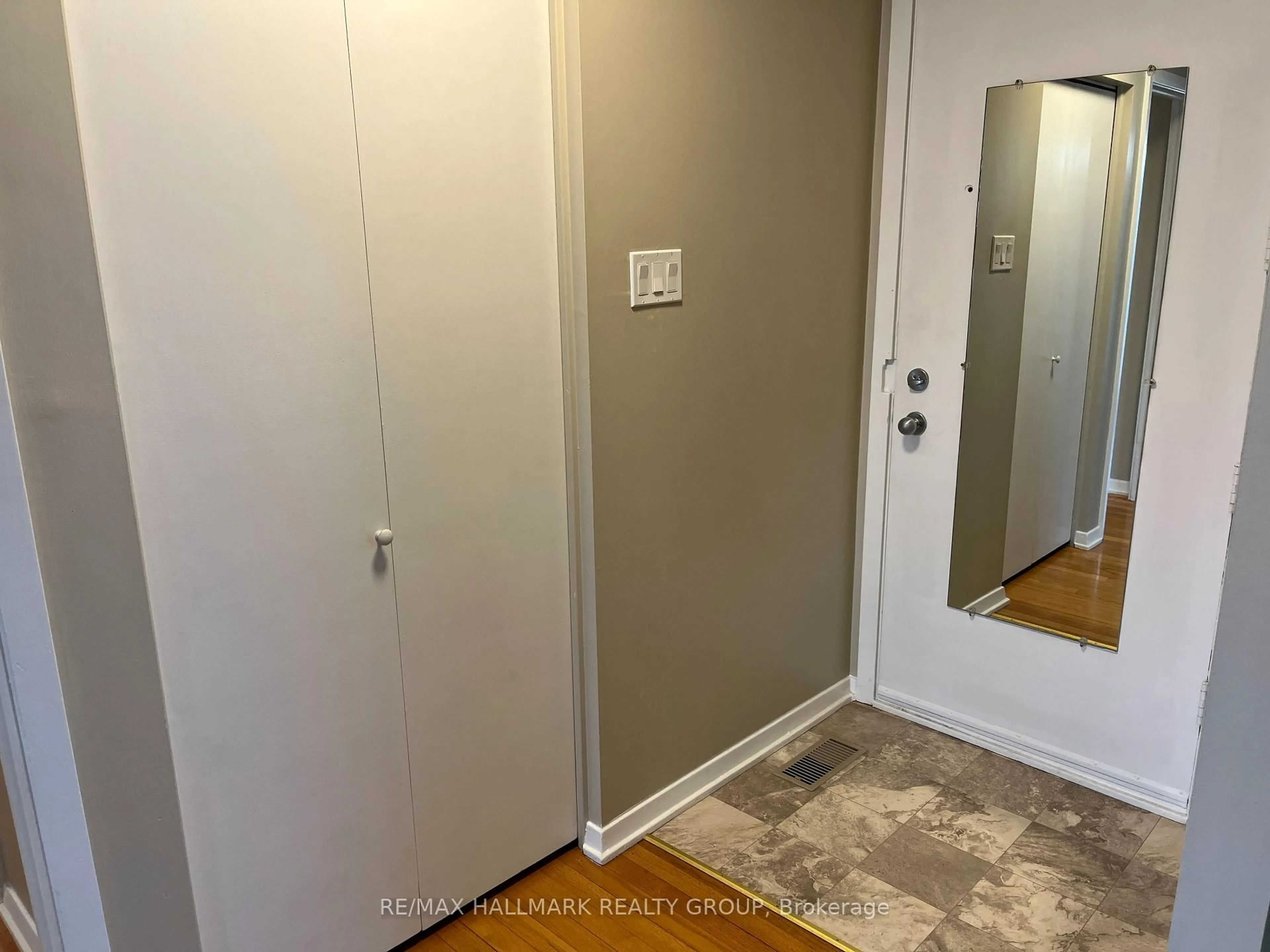 Indoor entryway for 1248 Tompkins St, Ottawa Ontario K2C 3B7