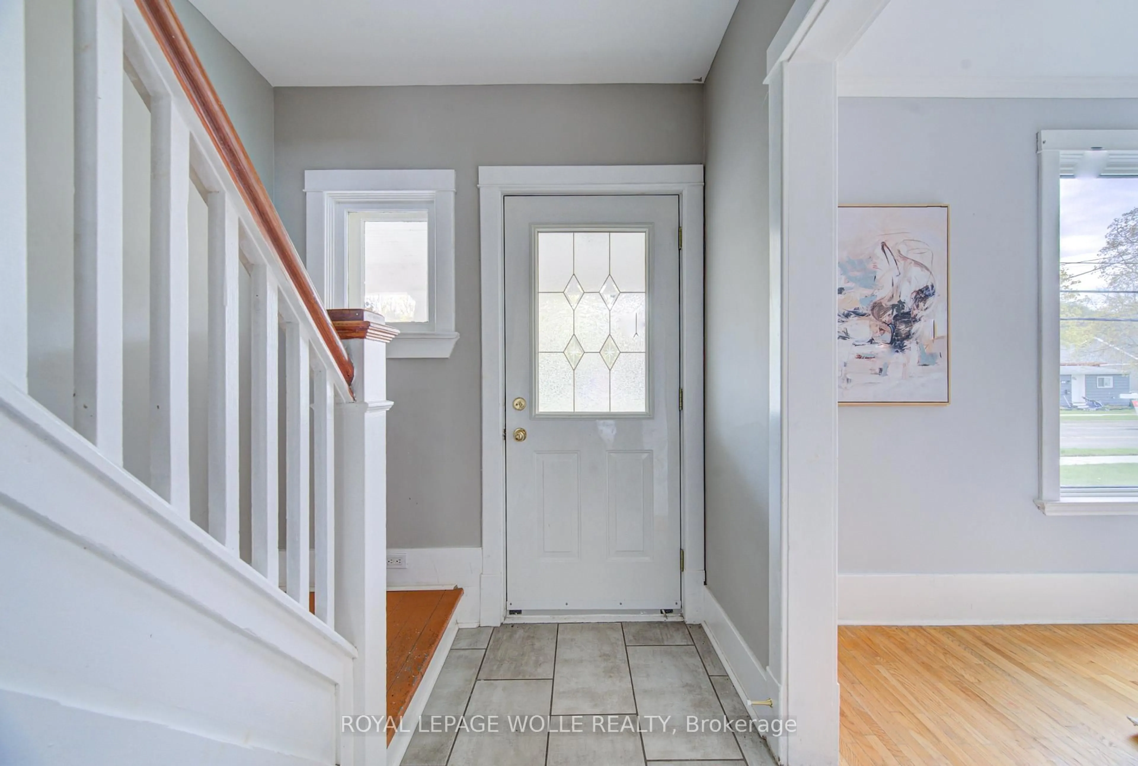 Indoor entryway for 28 Willow St, Brant Ontario N3L 2K6