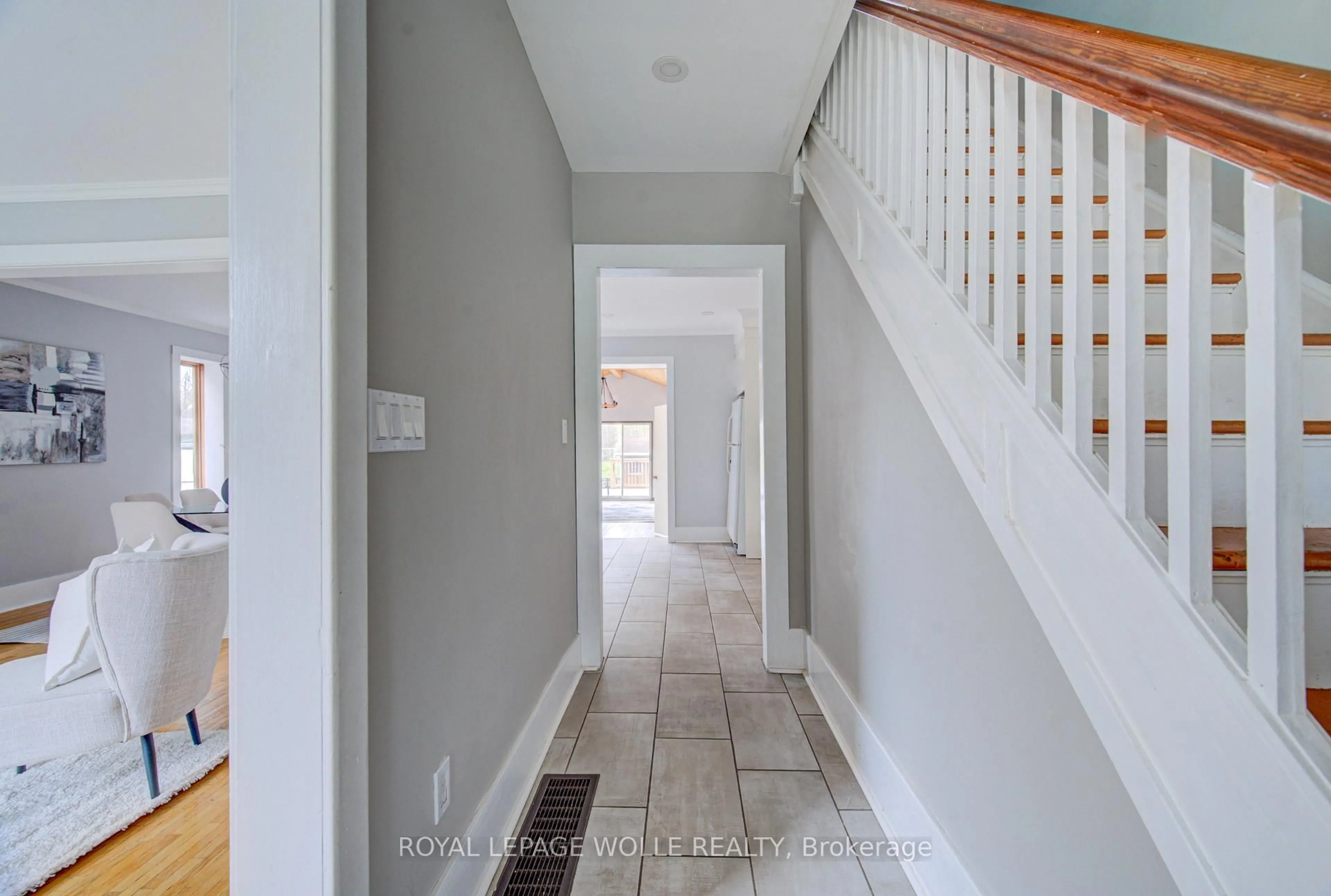 Indoor entryway for 28 Willow St, Brant Ontario N3L 2K6