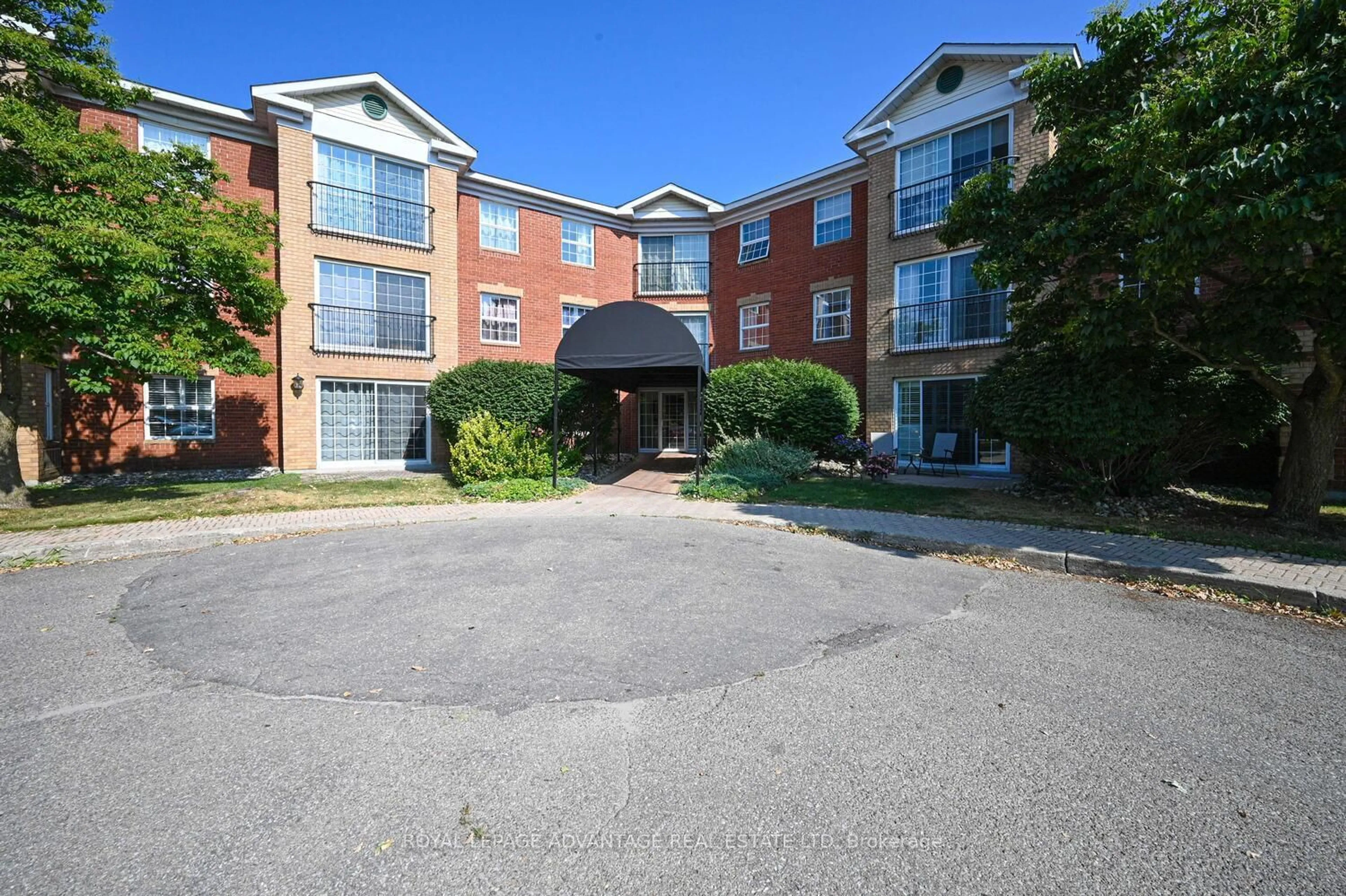 Patio, building for 40 Pearl St #316, Smiths Falls Ontario K7A 5B5