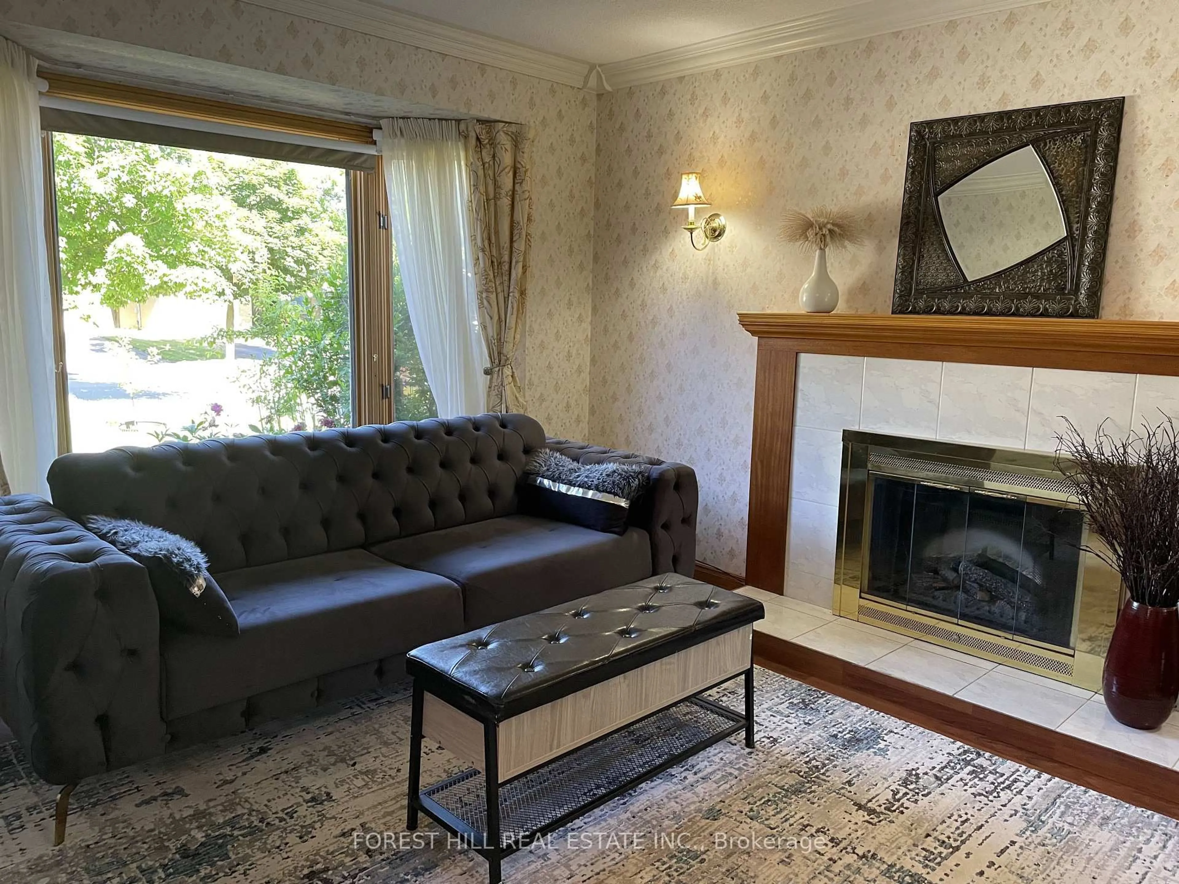 Living room with furniture, wood/laminate floor for 176 Golfview Rd, London South Ontario N6C 5V4