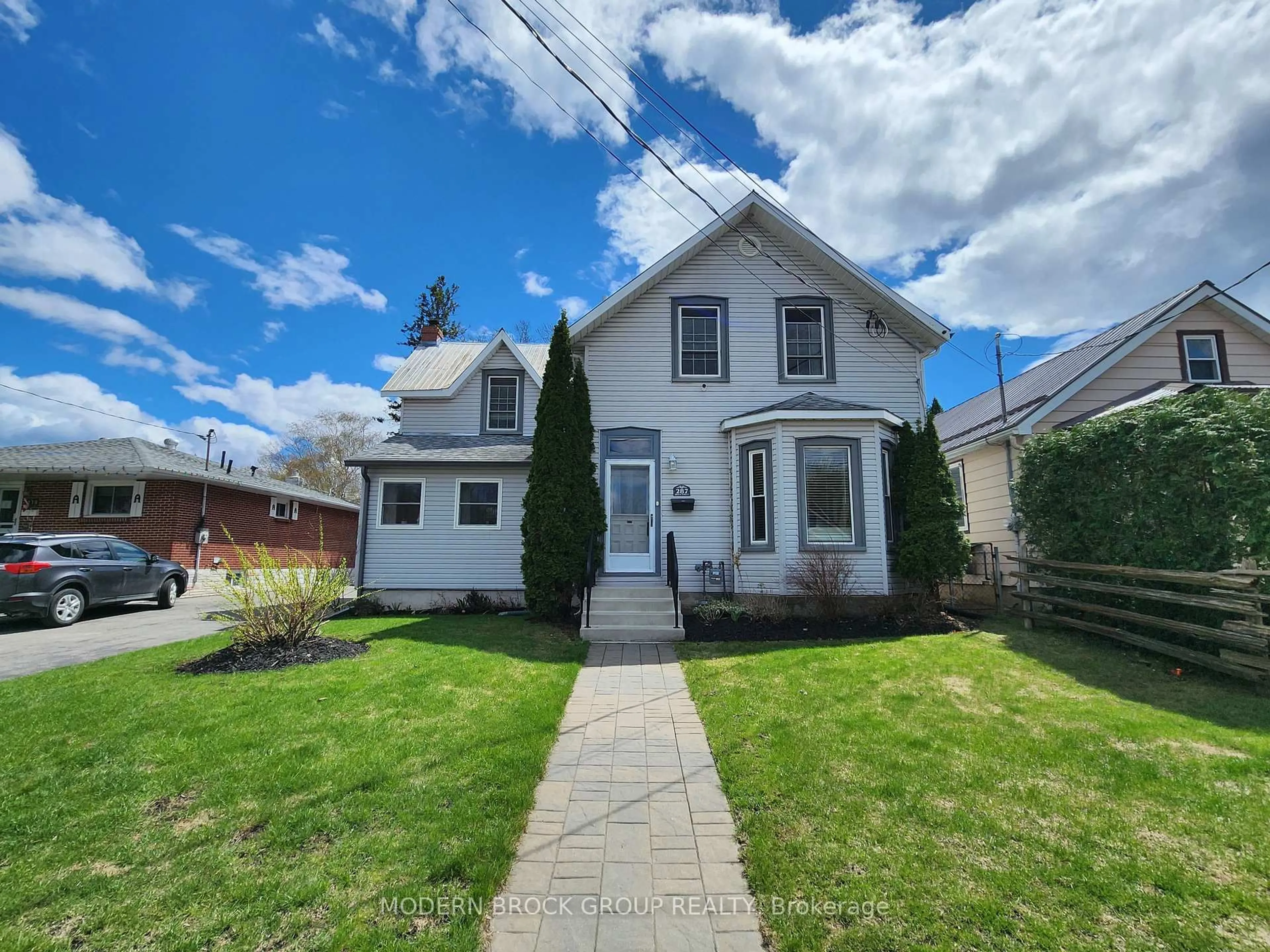 A pic from outside/outdoor area/front of a property/back of a property/a pic from drone, street for 287 Brock St, Brockville Ontario K6V 4G8