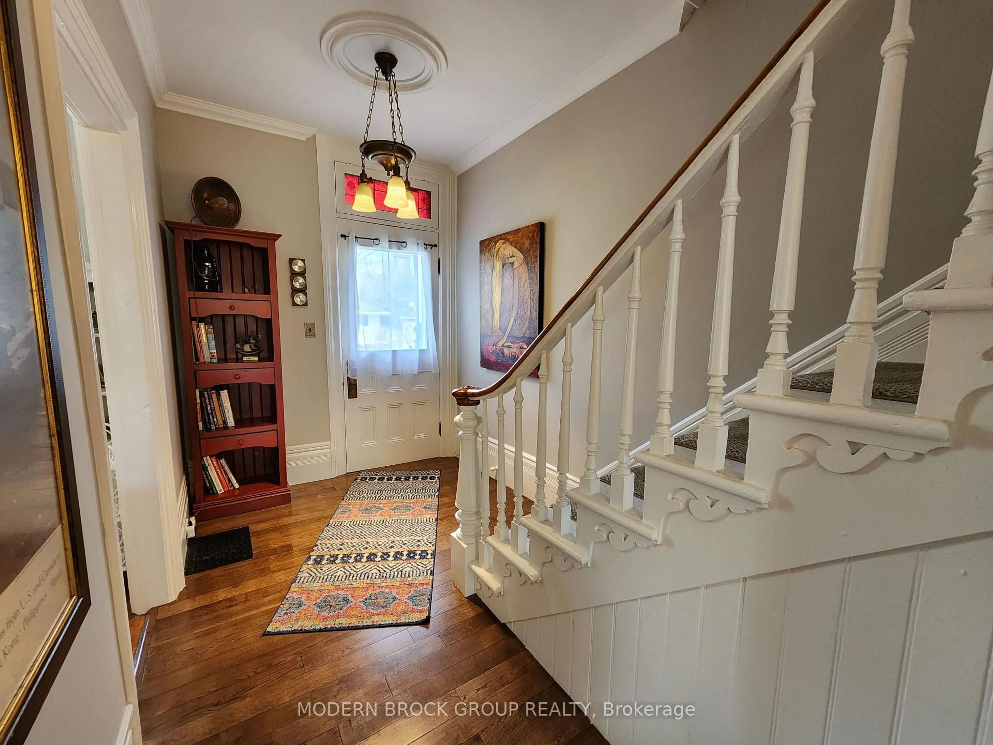 Indoor foyer for 287 Brock St, Brockville Ontario K6V 4G8