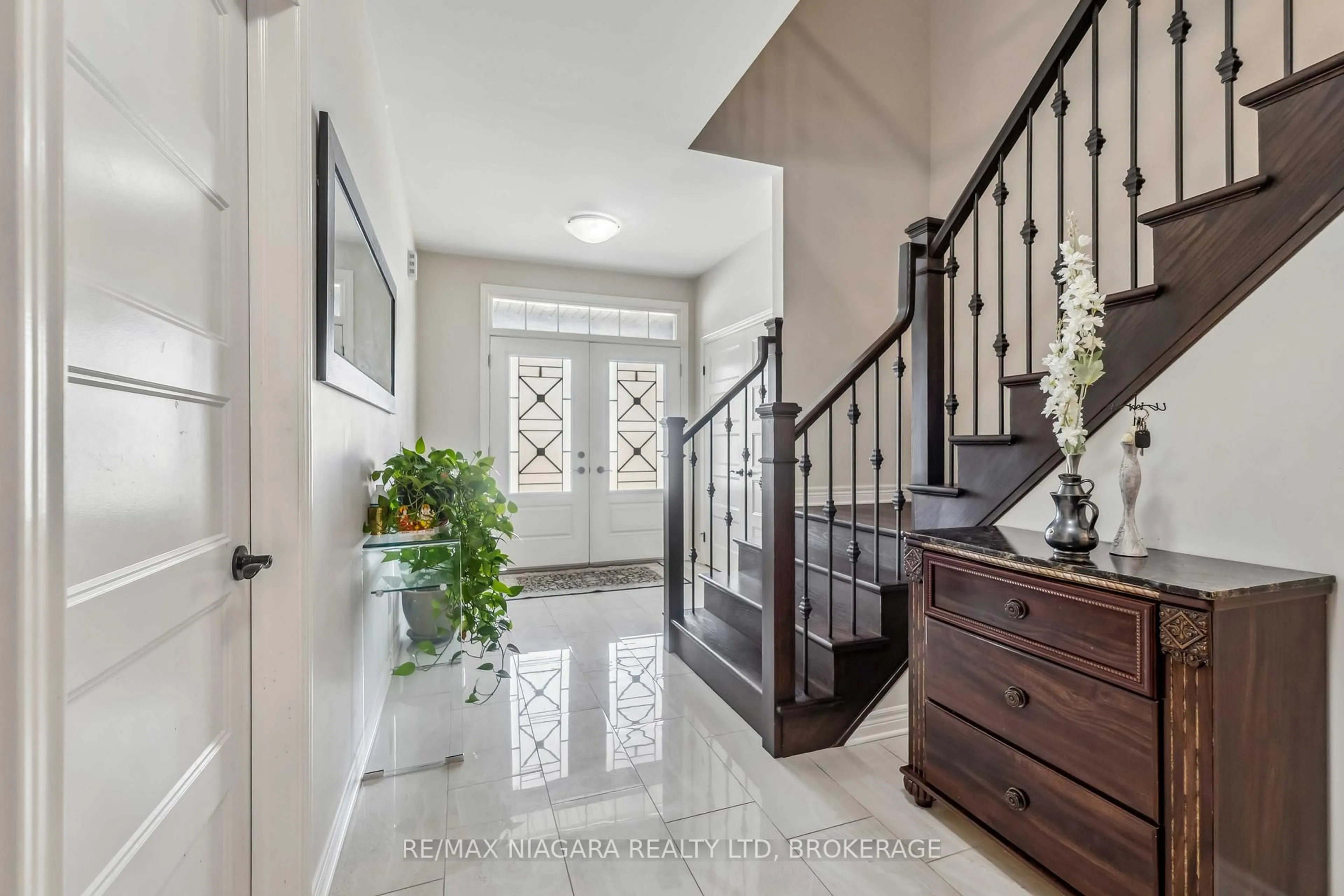 Indoor entryway for 1 Hopkins St, Thorold Ontario L2V 0E6