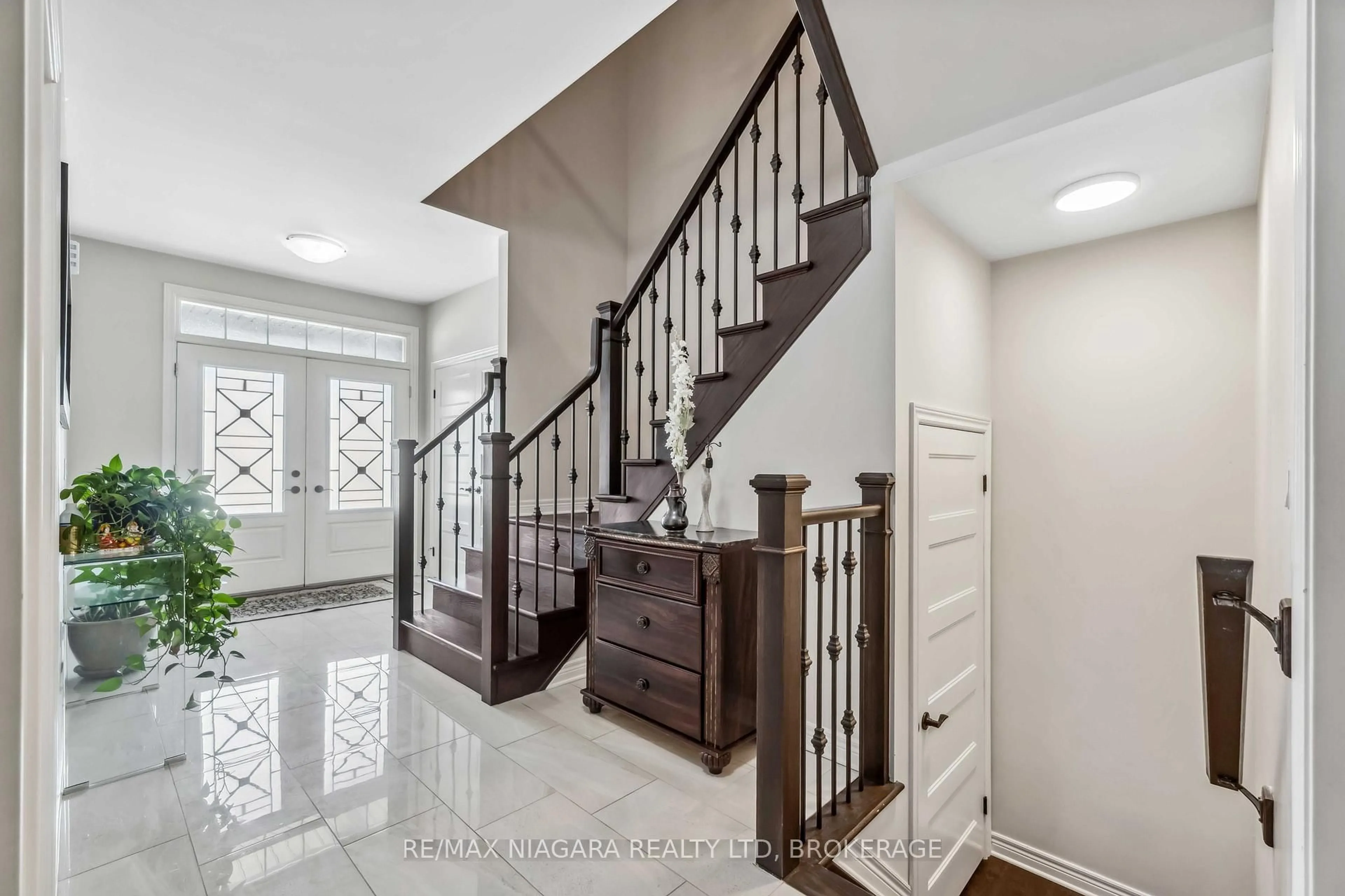 Indoor entryway for 1 Hopkins St, Thorold Ontario L2V 0E6