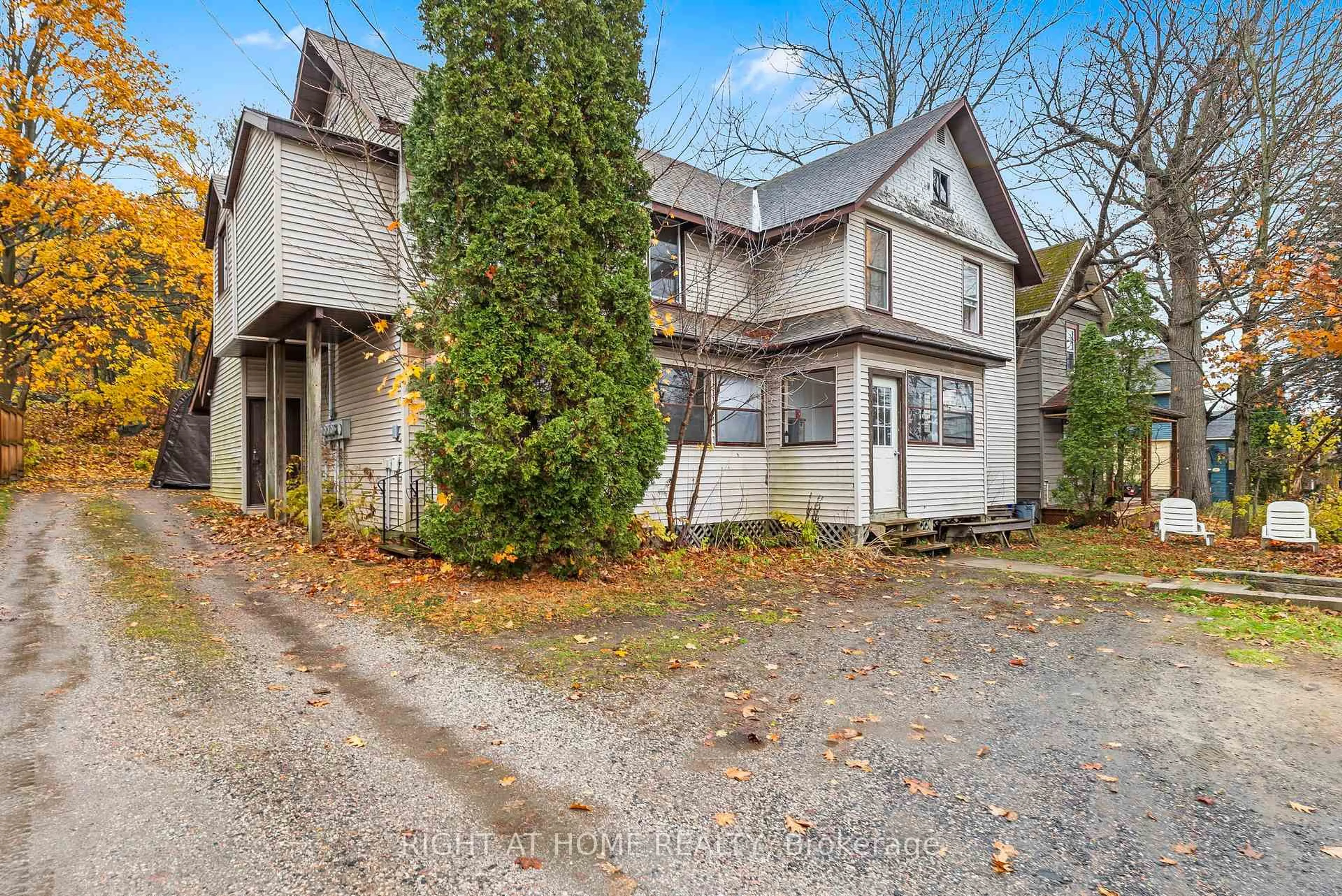 A pic from outside/outdoor area/front of a property/back of a property/a pic from drone, street for 105 Gibson St, Parry Sound Ontario P2A 1X6