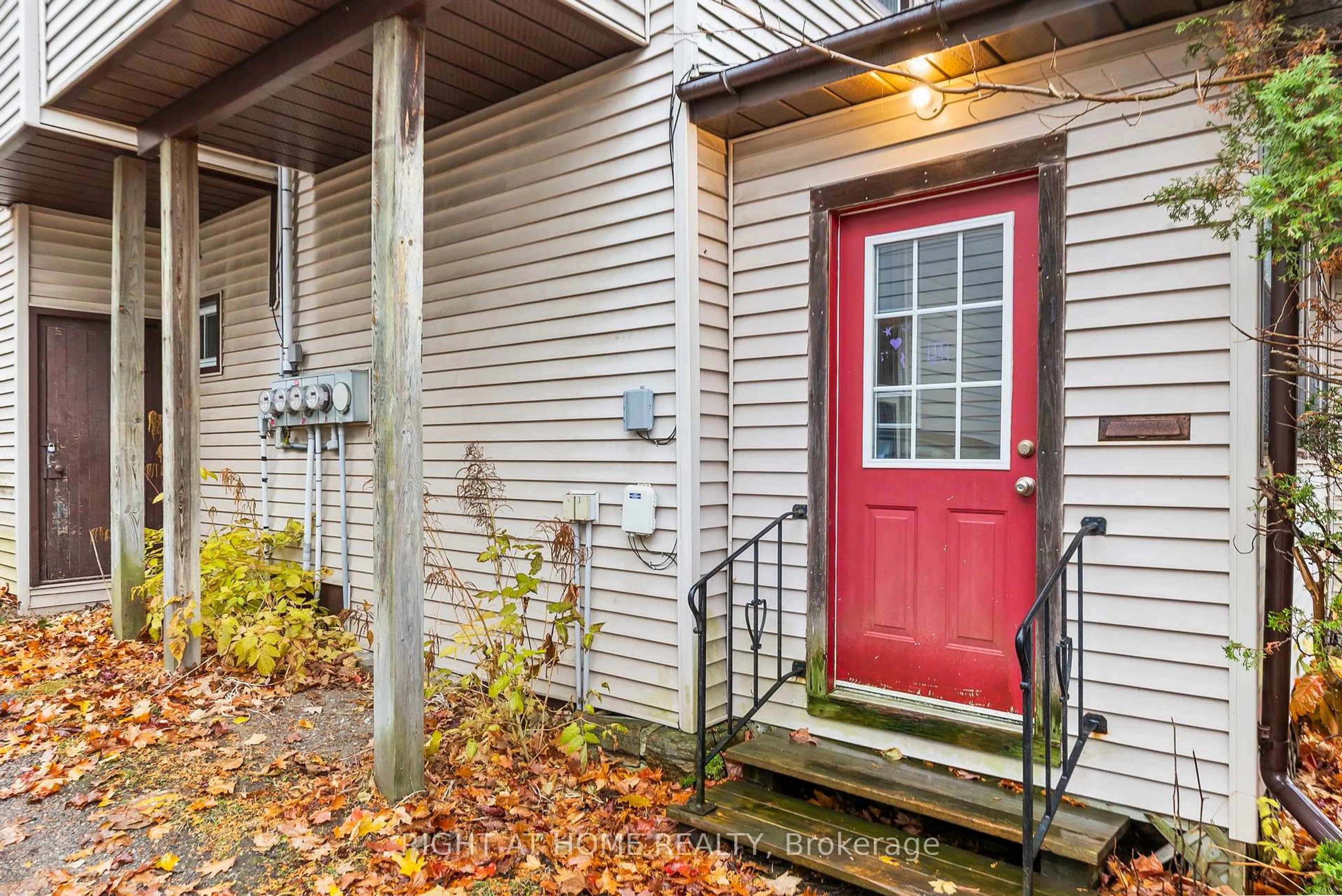 Indoor entryway for 105 Gibson St, Parry Sound Ontario P2A 1X6