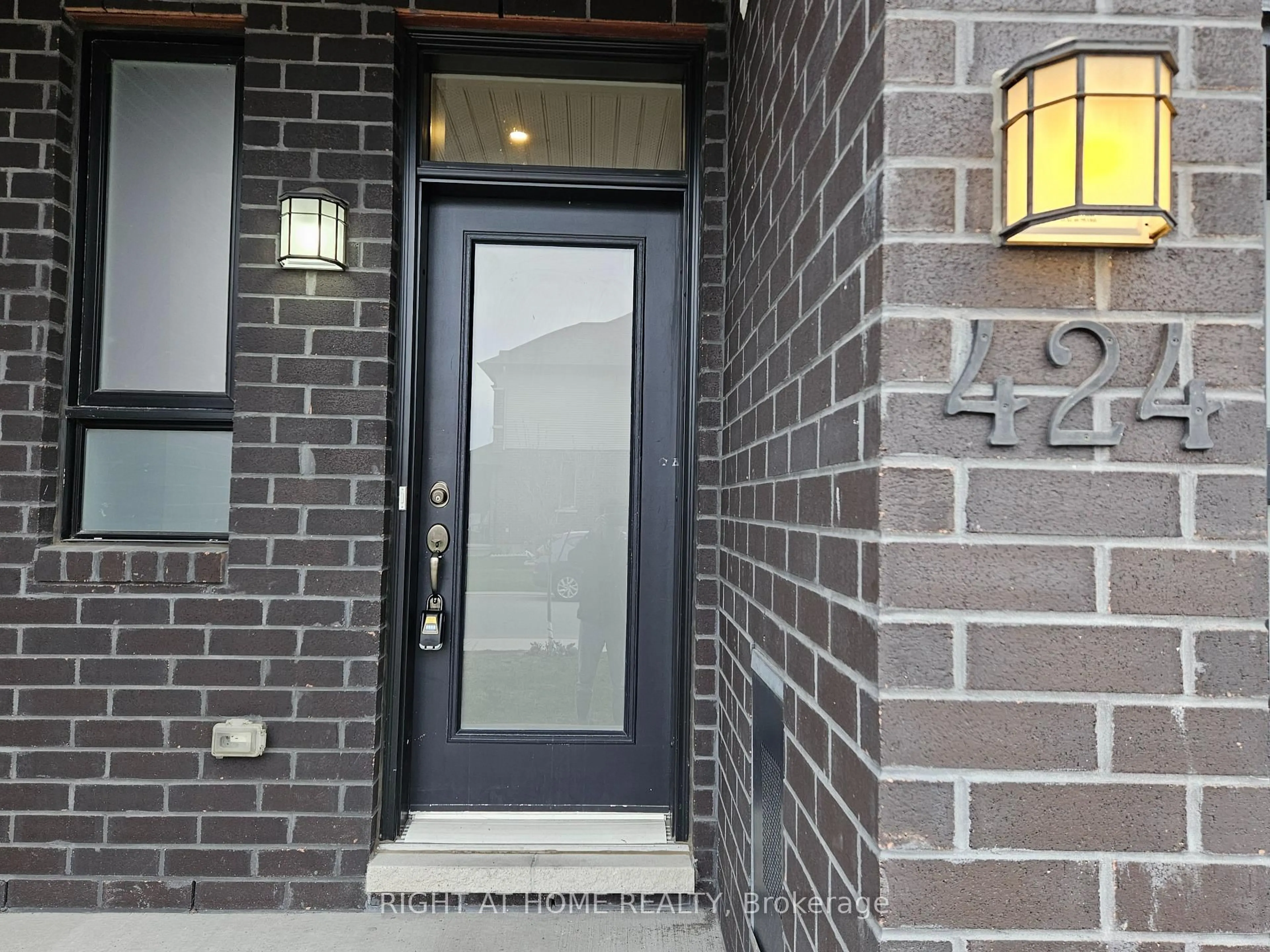 Indoor entryway for 424 Markdale Terr, Ottawa Ontario K1X 0B2