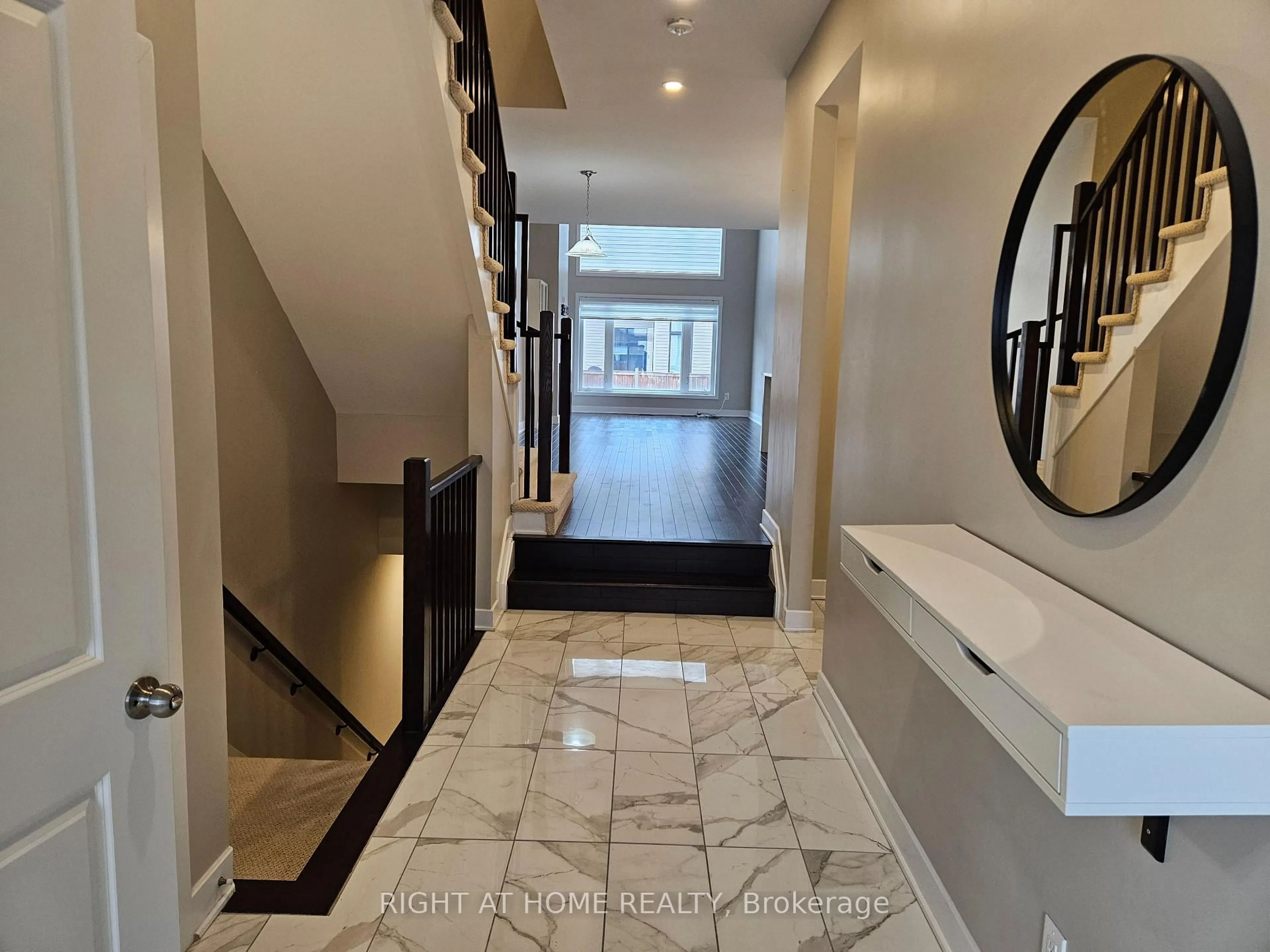 Indoor foyer for 424 Markdale Terr, Ottawa Ontario K1X 0B2