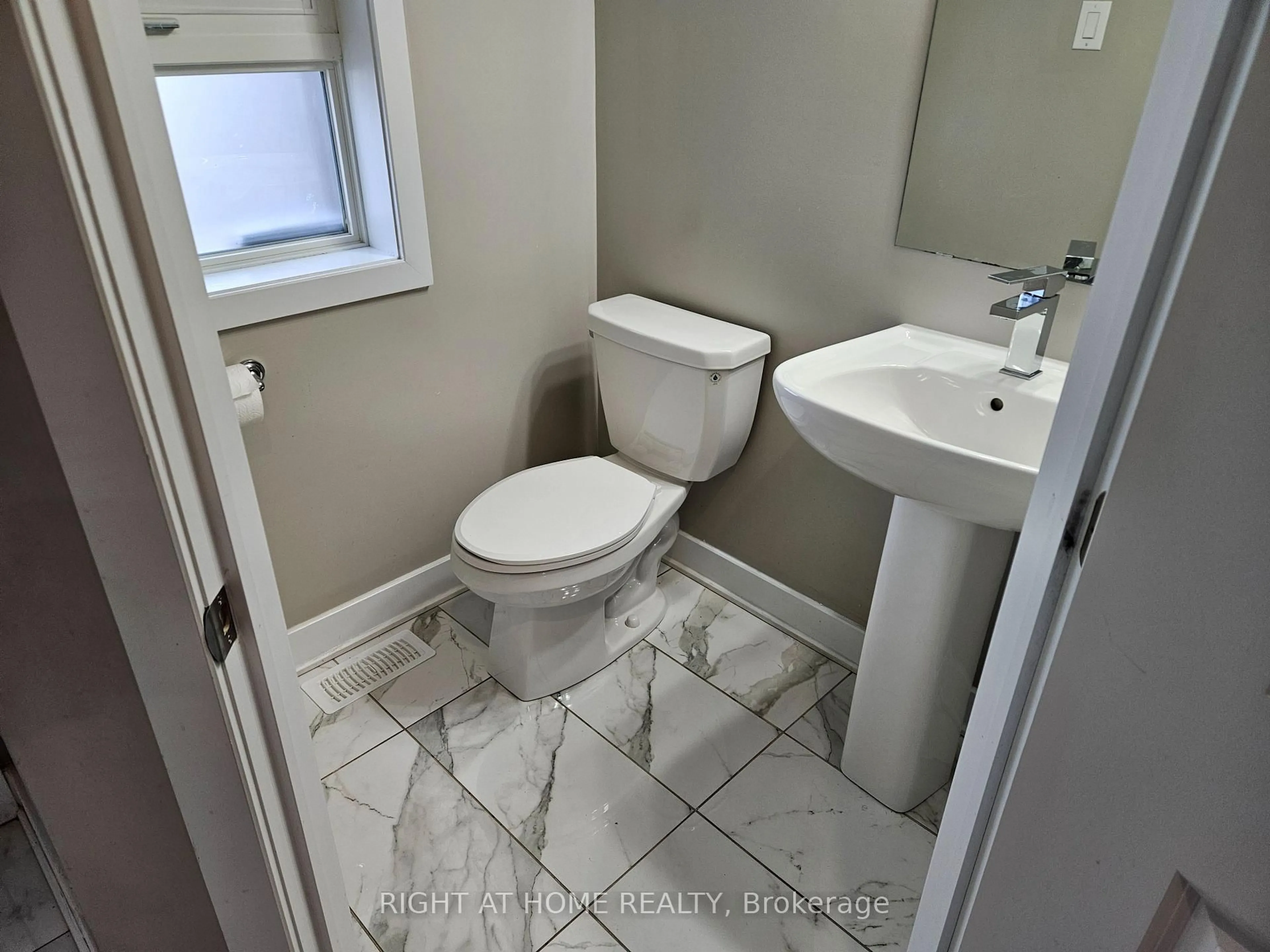 Standard bathroom, ceramic/tile floor for 424 Markdale Terr, Ottawa Ontario K1X 0B2