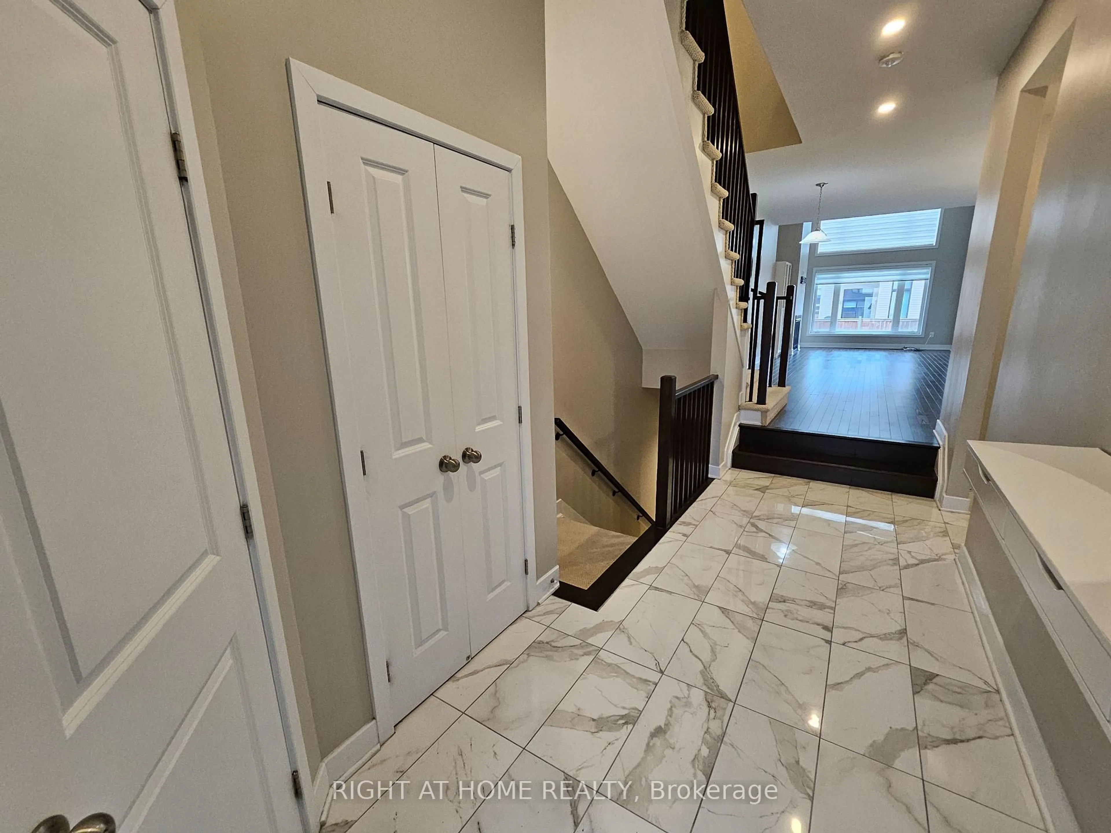 Indoor entryway for 424 Markdale Terr, Ottawa Ontario K1X 0B2
