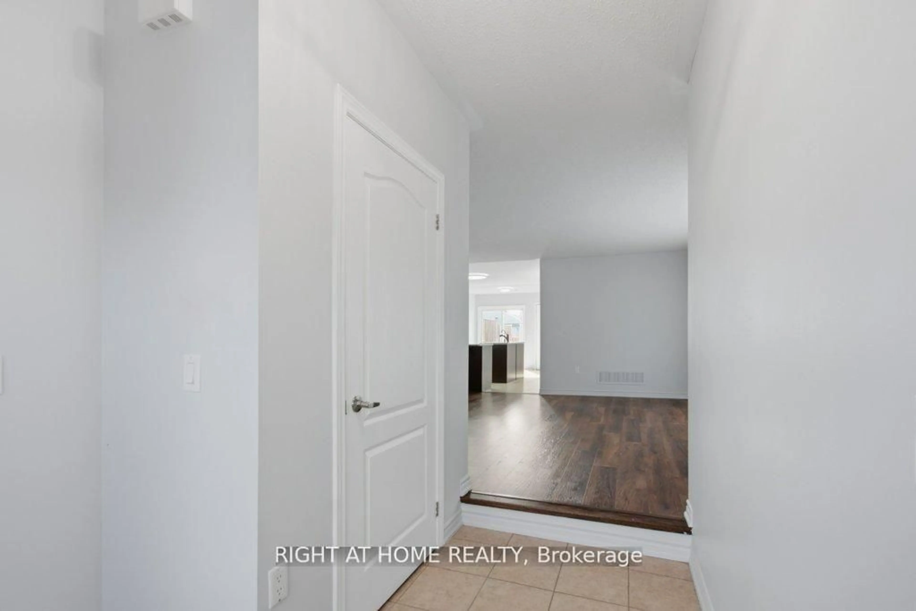Indoor entryway for 833 Leslie St, Cobourg Ontario K9A 0H3