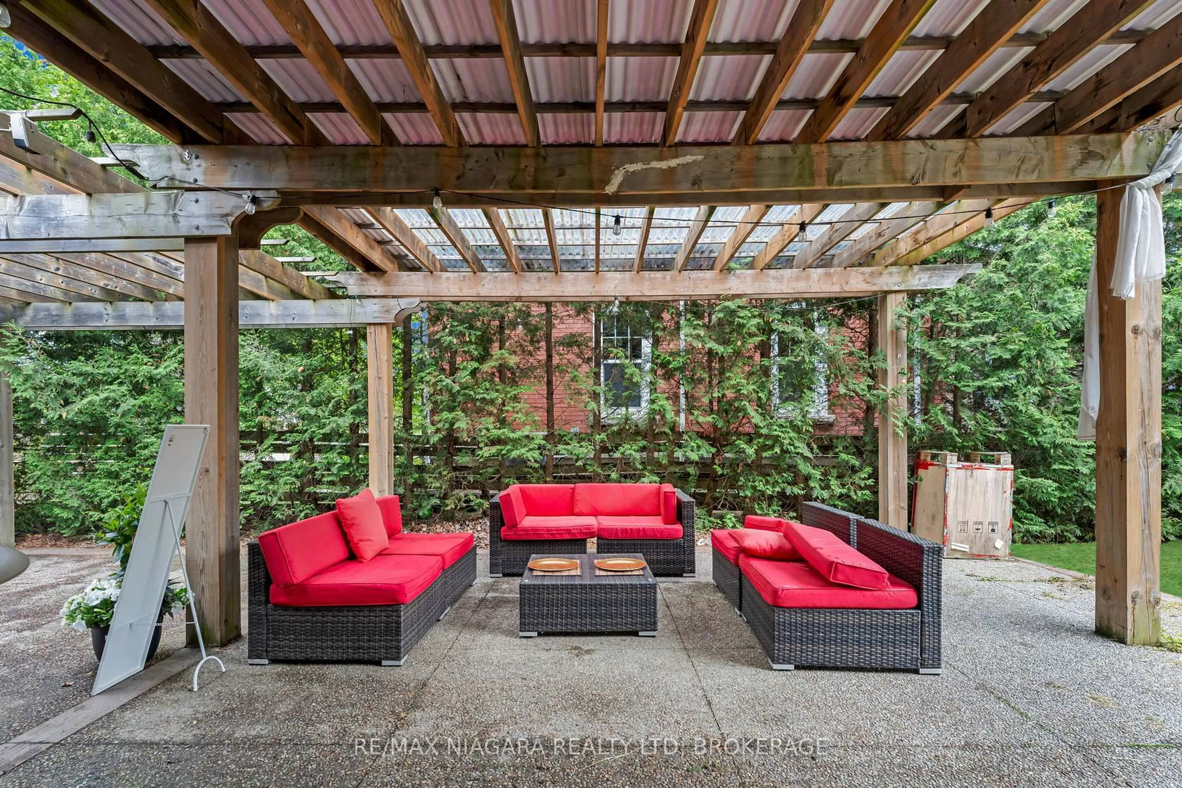 Patio, street for 425 Fitch St, Welland Ontario L3C 4W7
