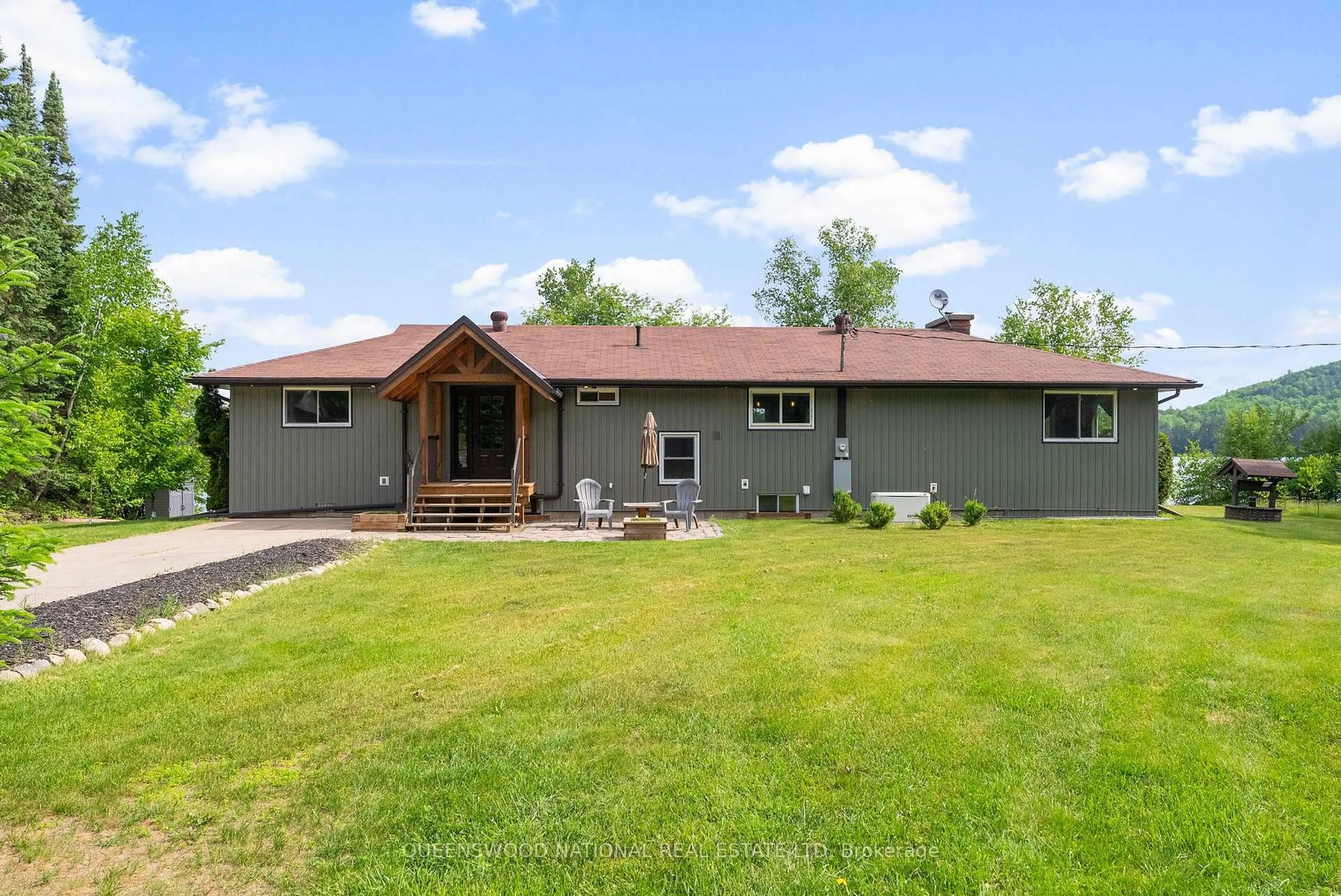 Home with vinyl exterior material, unknown for 272 Wiltom Dr, Barry's Bay Ontario K0J 1B0