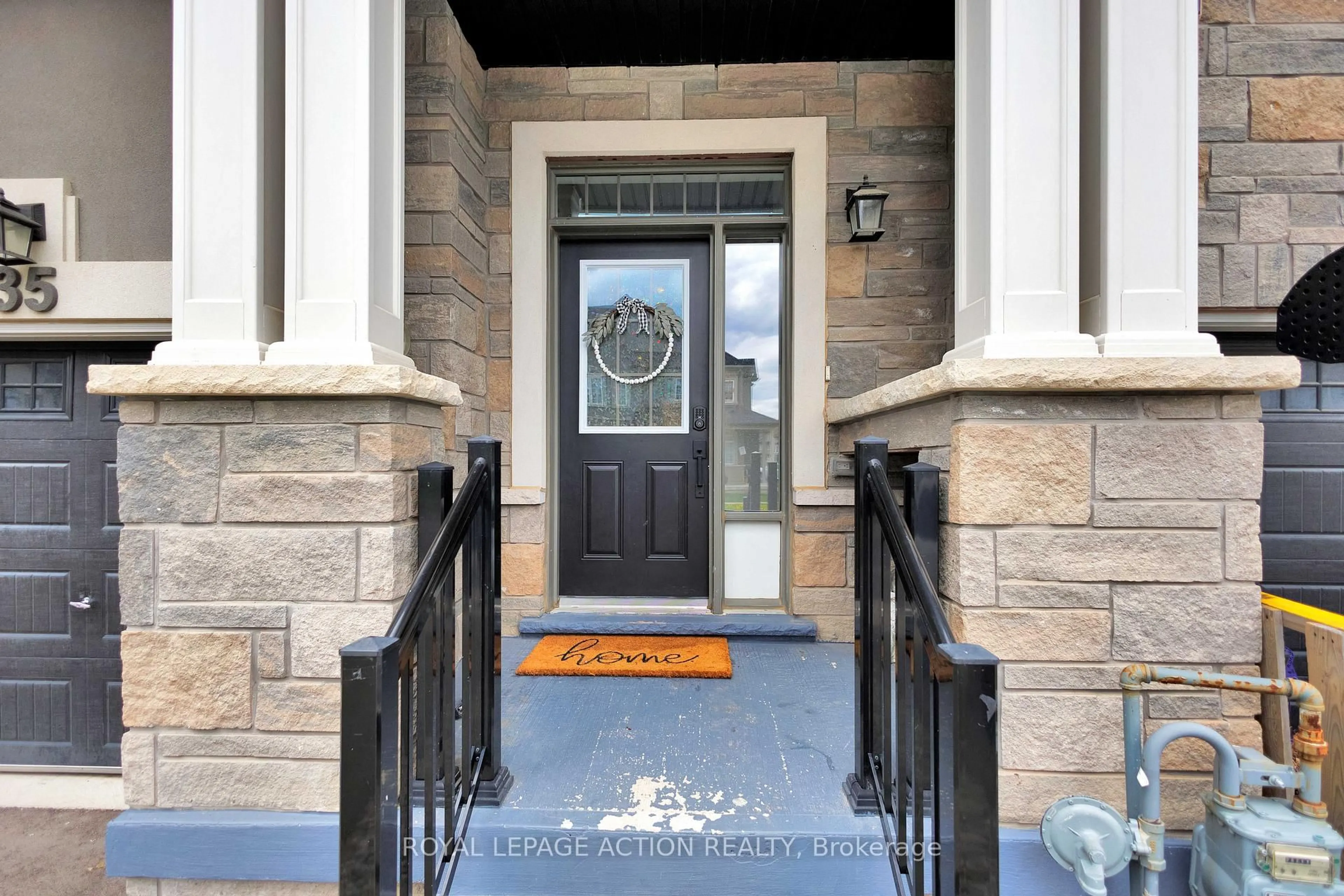 Indoor entryway for 35 Bilanski Farm Rd, Brantford Ontario N3S 0J7
