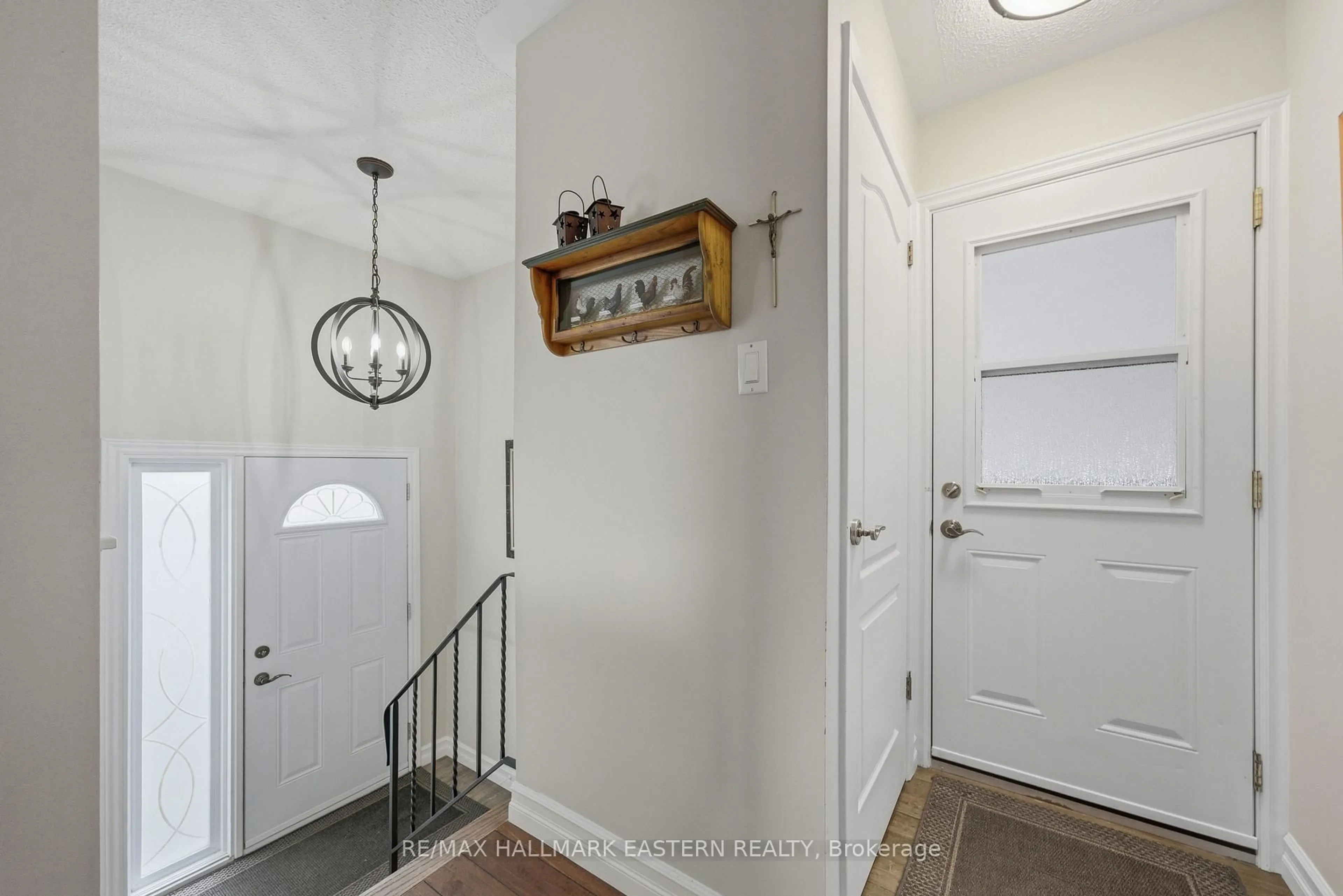 Indoor entryway for 950 Silverdale Rd, Peterborough Ontario K9J 7W6