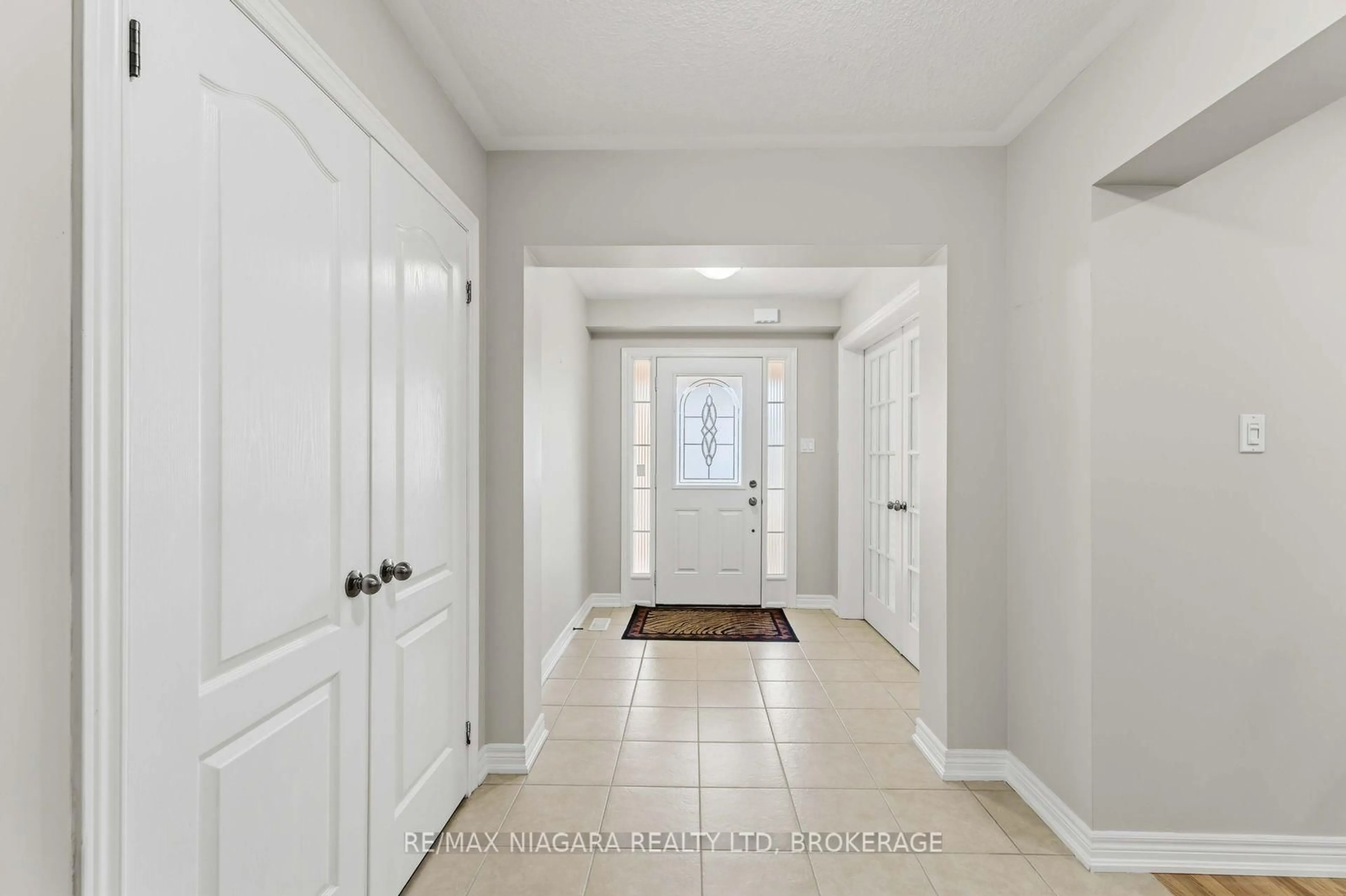 Indoor entryway for 6537 St Michael Ave, Niagara Falls Ontario L2H 0C6