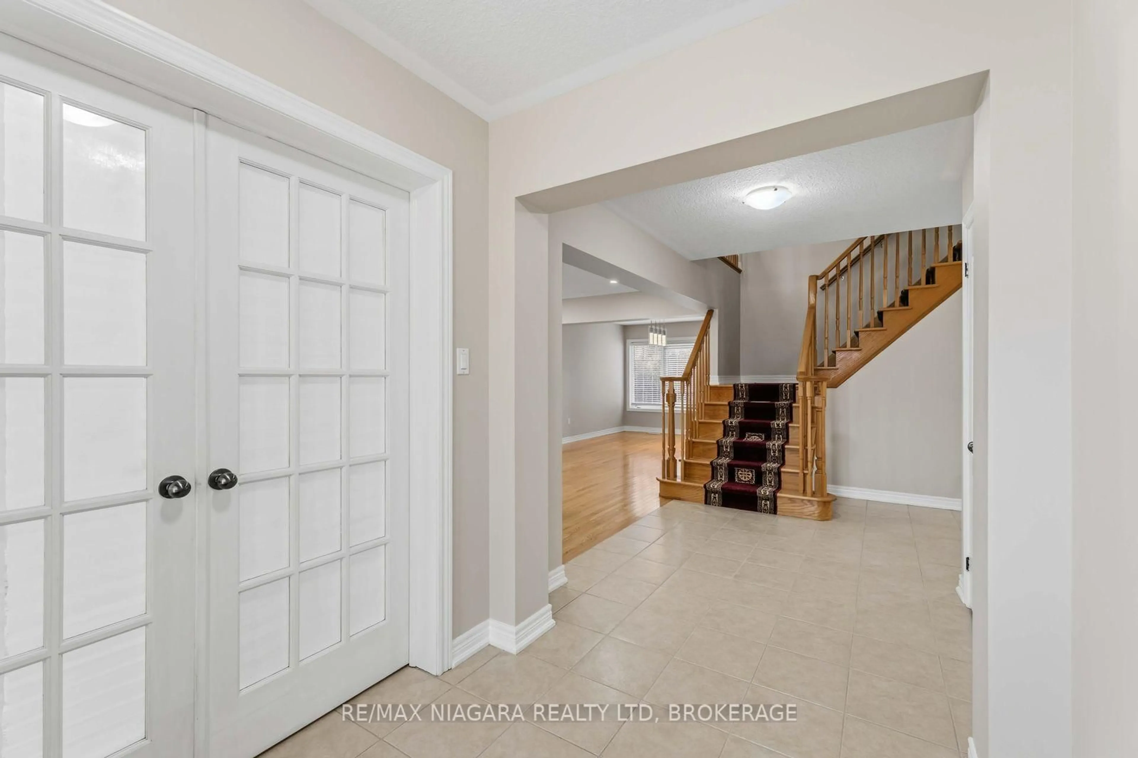 Indoor entryway for 6537 St Michael Ave, Niagara Falls Ontario L2H 0C6