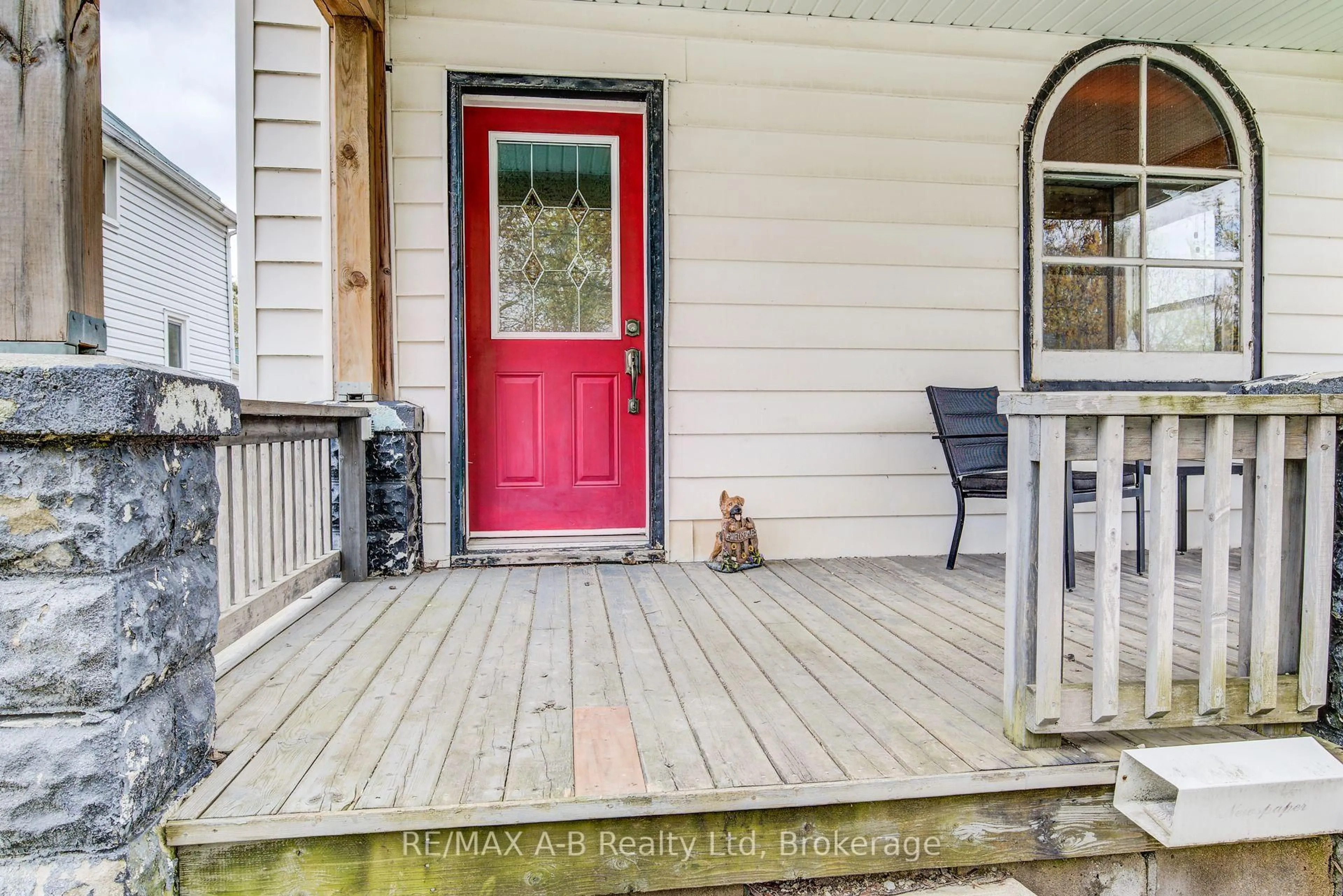 Indoor entryway for 40 John St, East Zorra-Tavistock Ontario N0B 2R0