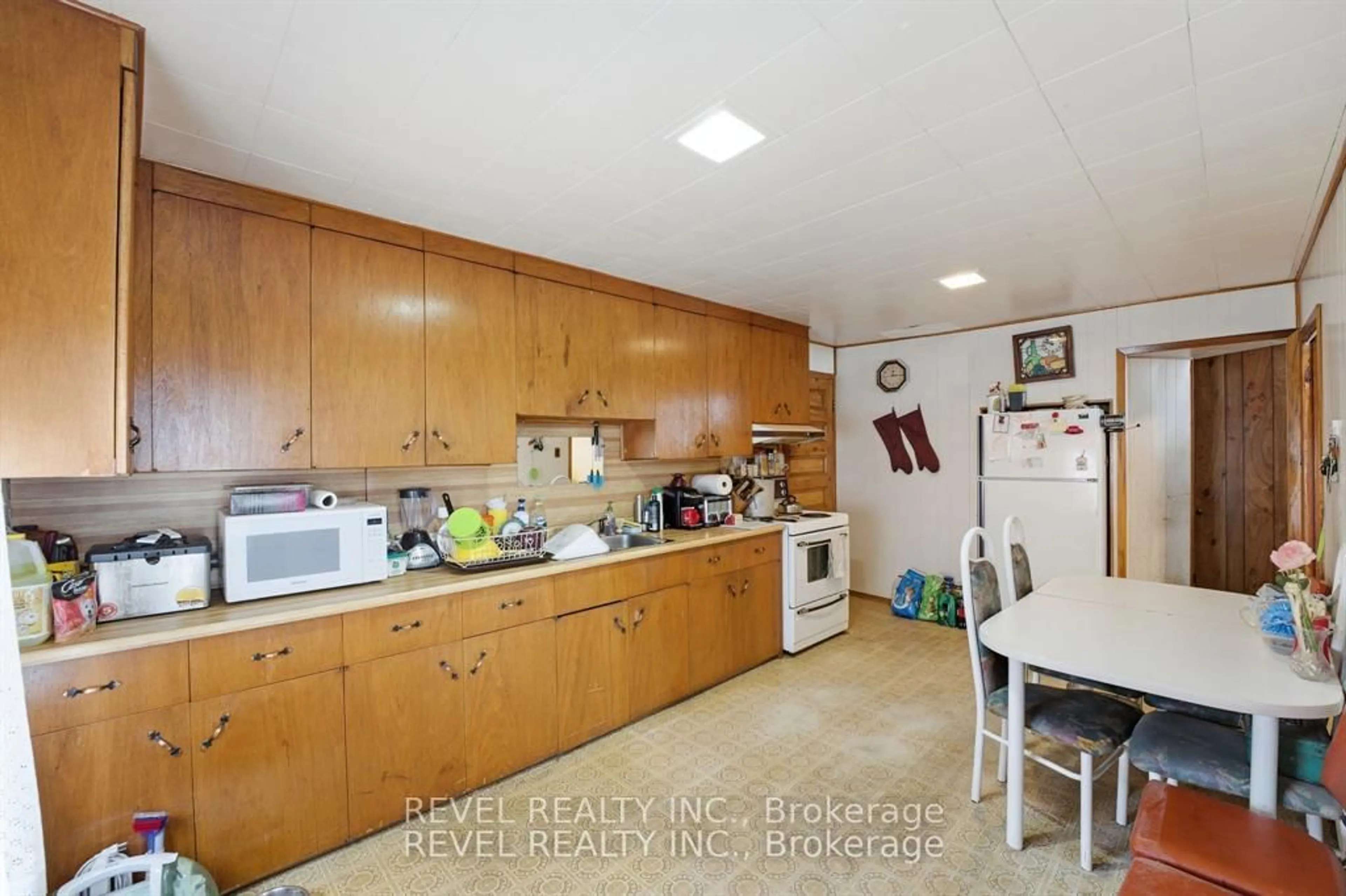 Standard kitchen, unknown for 535 Park St, Peterborough Ontario K9H 4R6