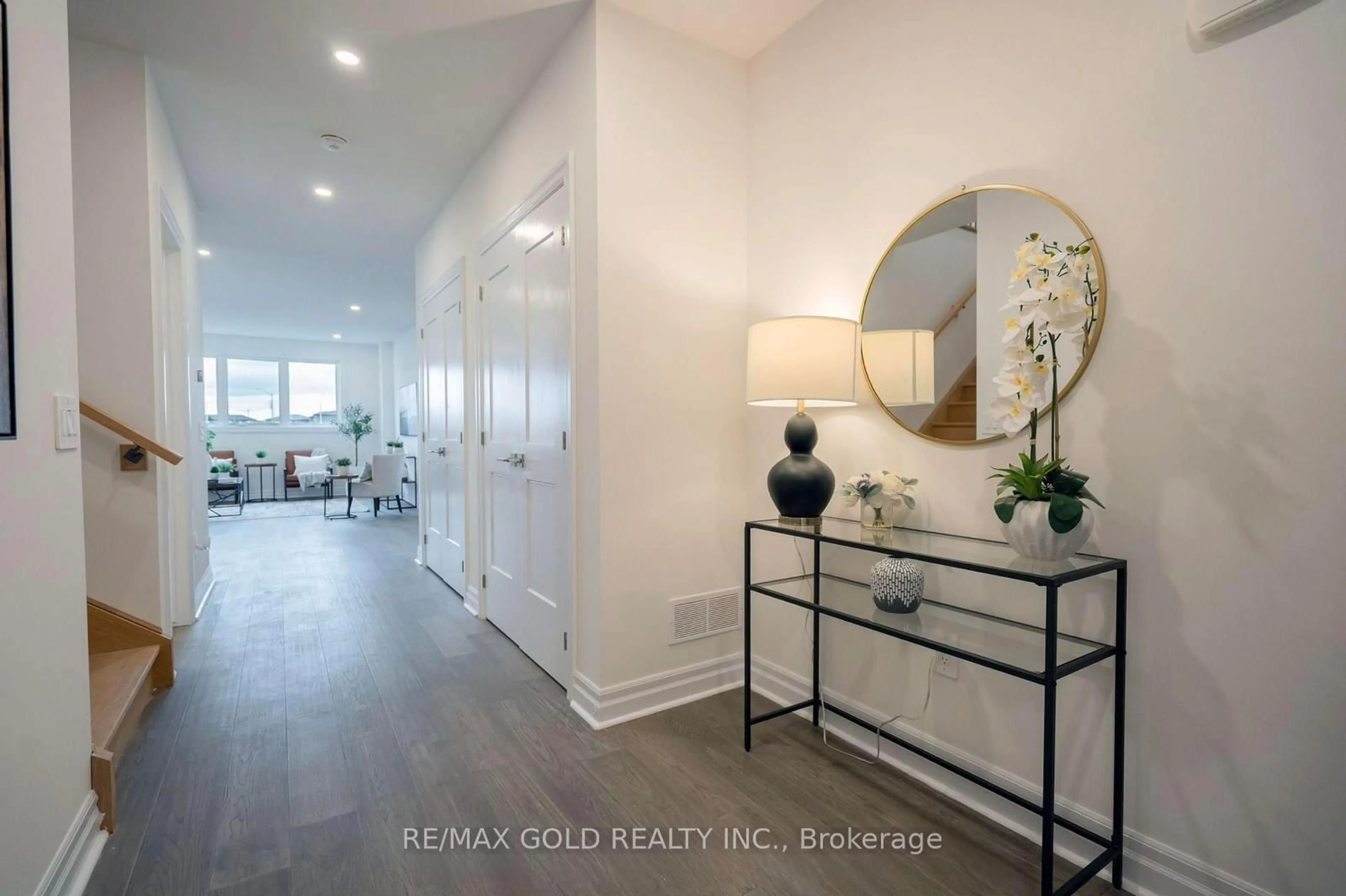 Indoor entryway for 7507 Splendour Dr, Niagara Falls Ontario L2H 2Y6