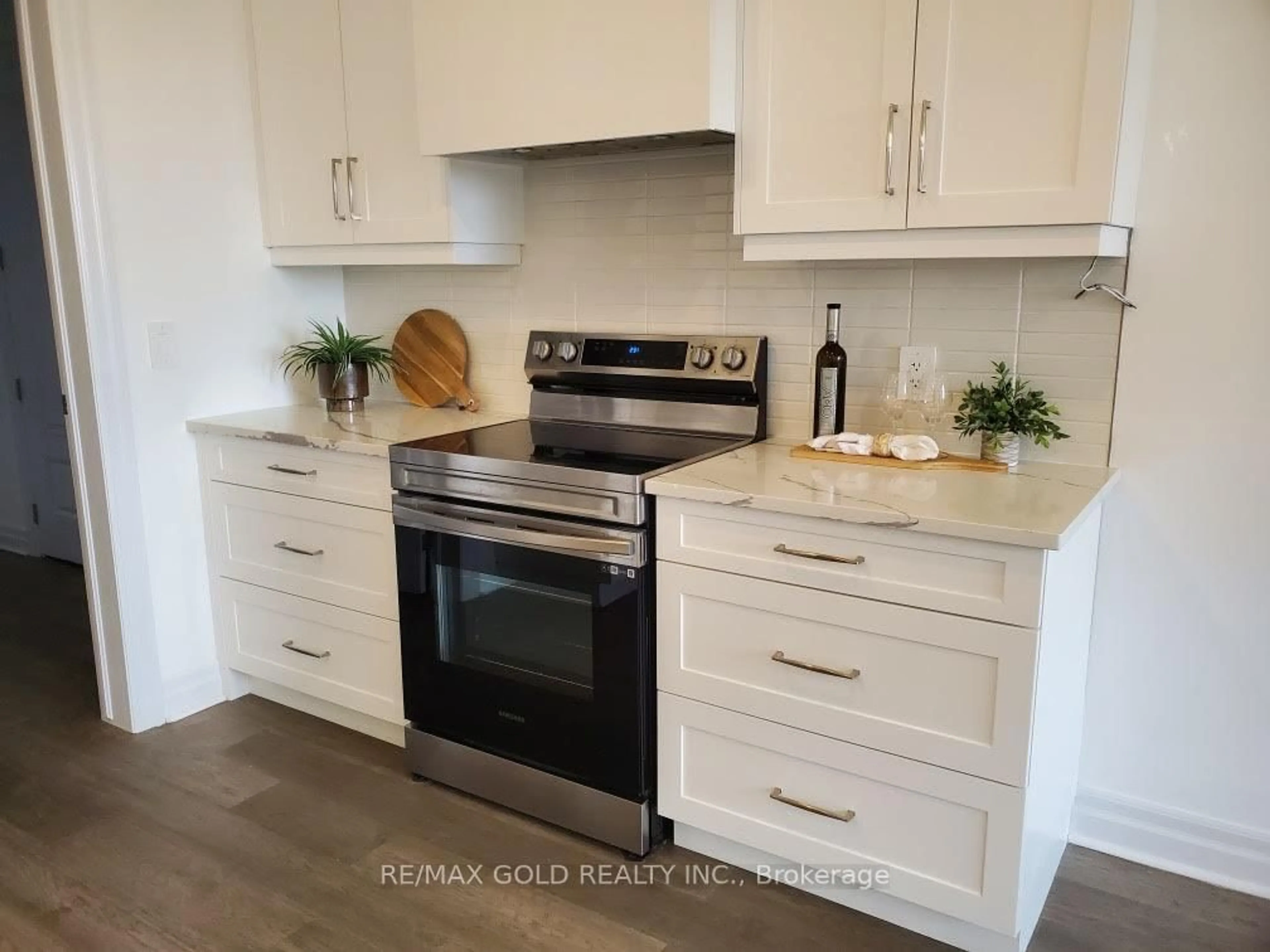 Open concept kitchen, wood/laminate floor for 7507 Splendour Dr, Niagara Falls Ontario L2H 2Y6