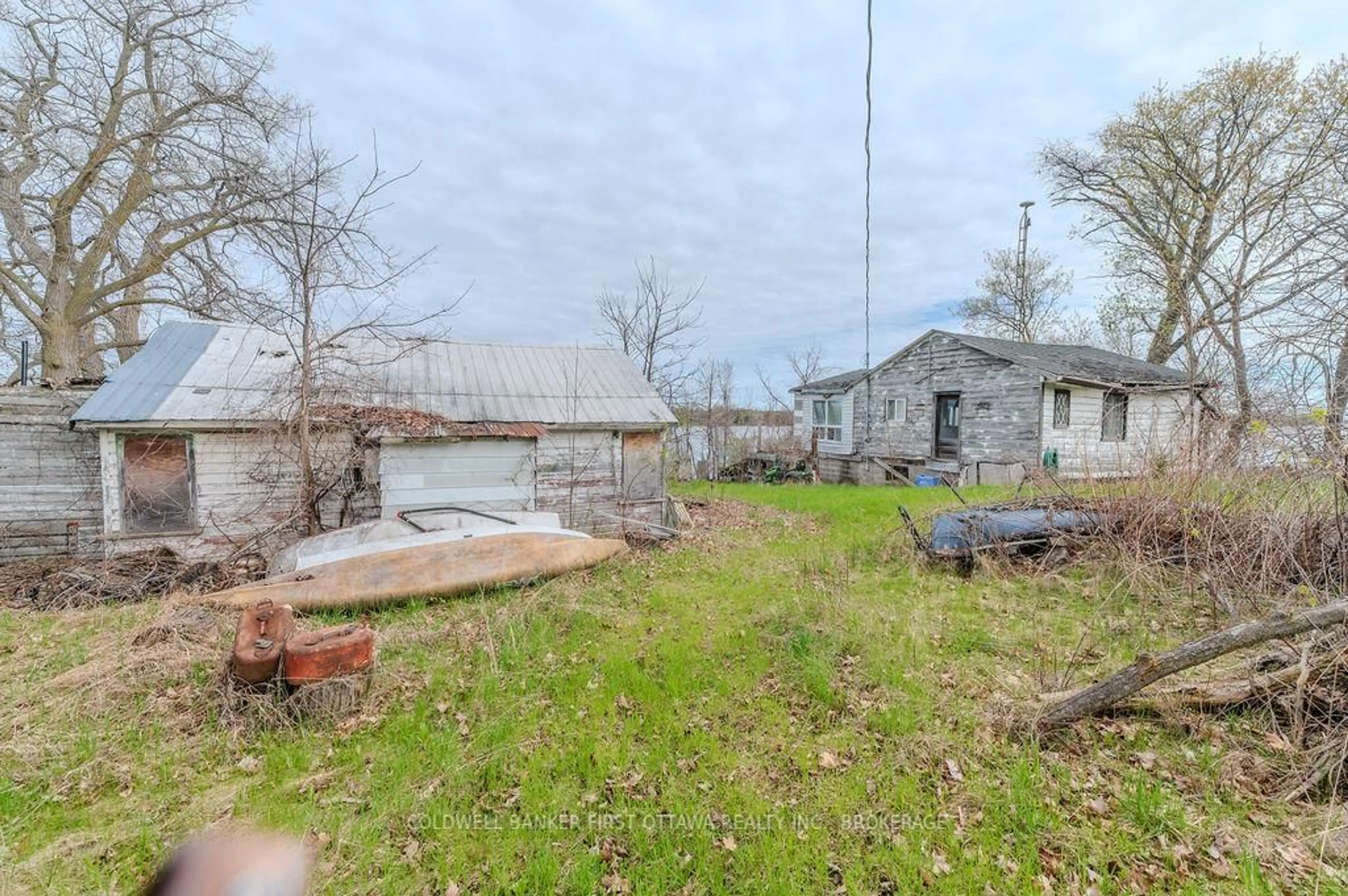 A pic from outside/outdoor area/front of a property/back of a property/a pic from drone, street for 1285 South Shore Rd, Napanee Ontario K7R 3K7