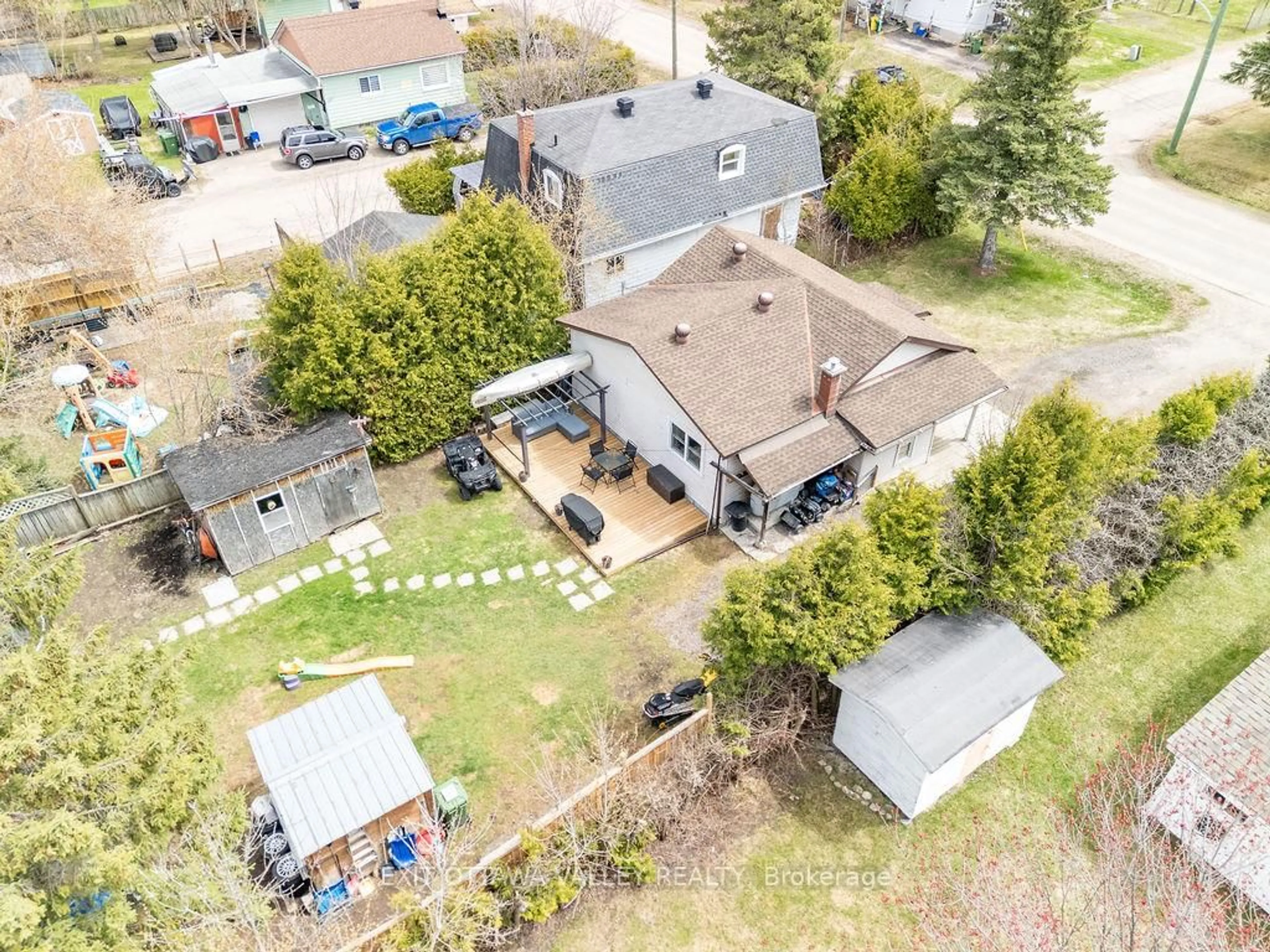 A pic from outside/outdoor area/front of a property/back of a property/a pic from drone, street for 528 Almira St, Pembroke Ontario K8A 3Z9