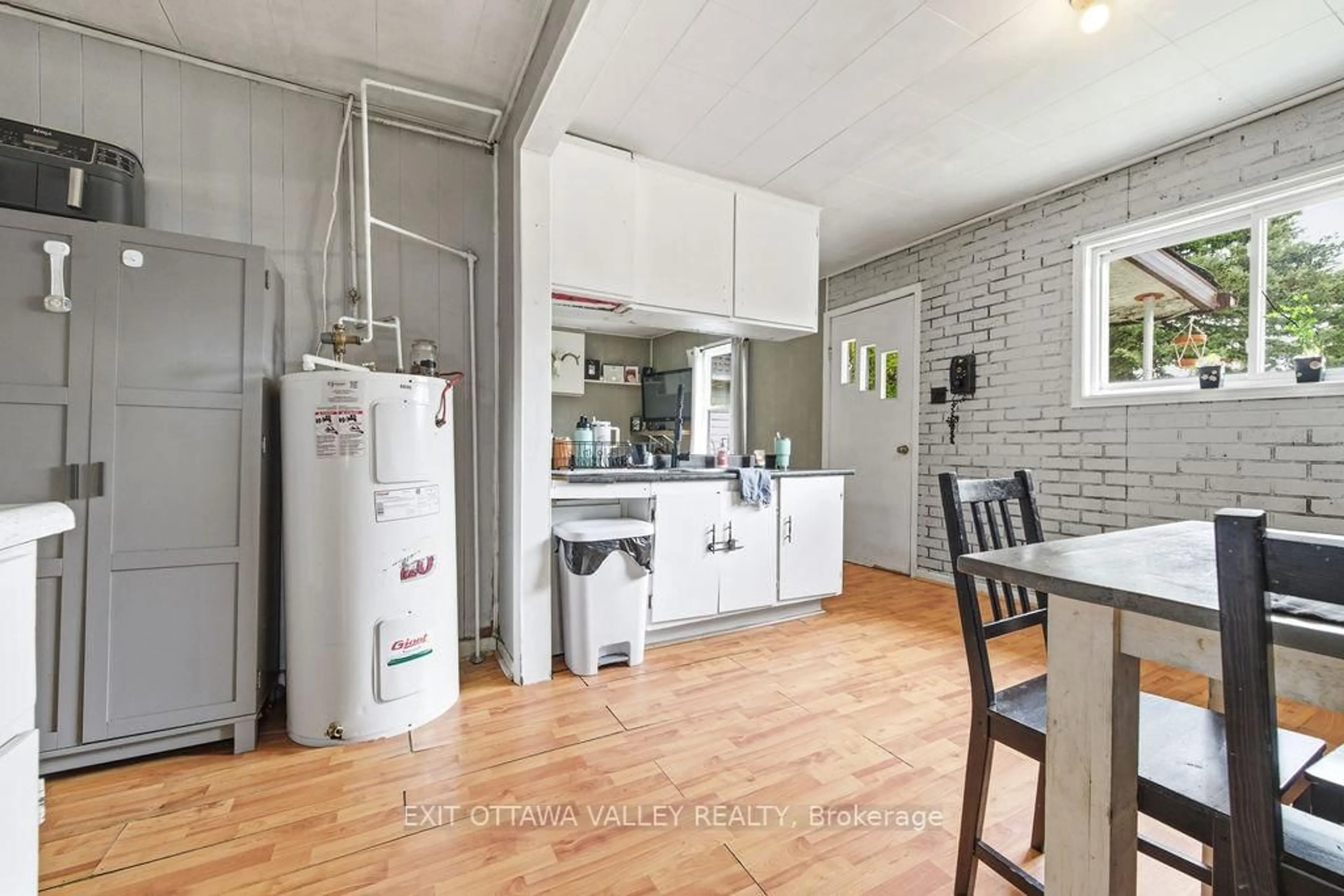 Unknown for 528 Almira St, Pembroke Ontario K8A 3Z9