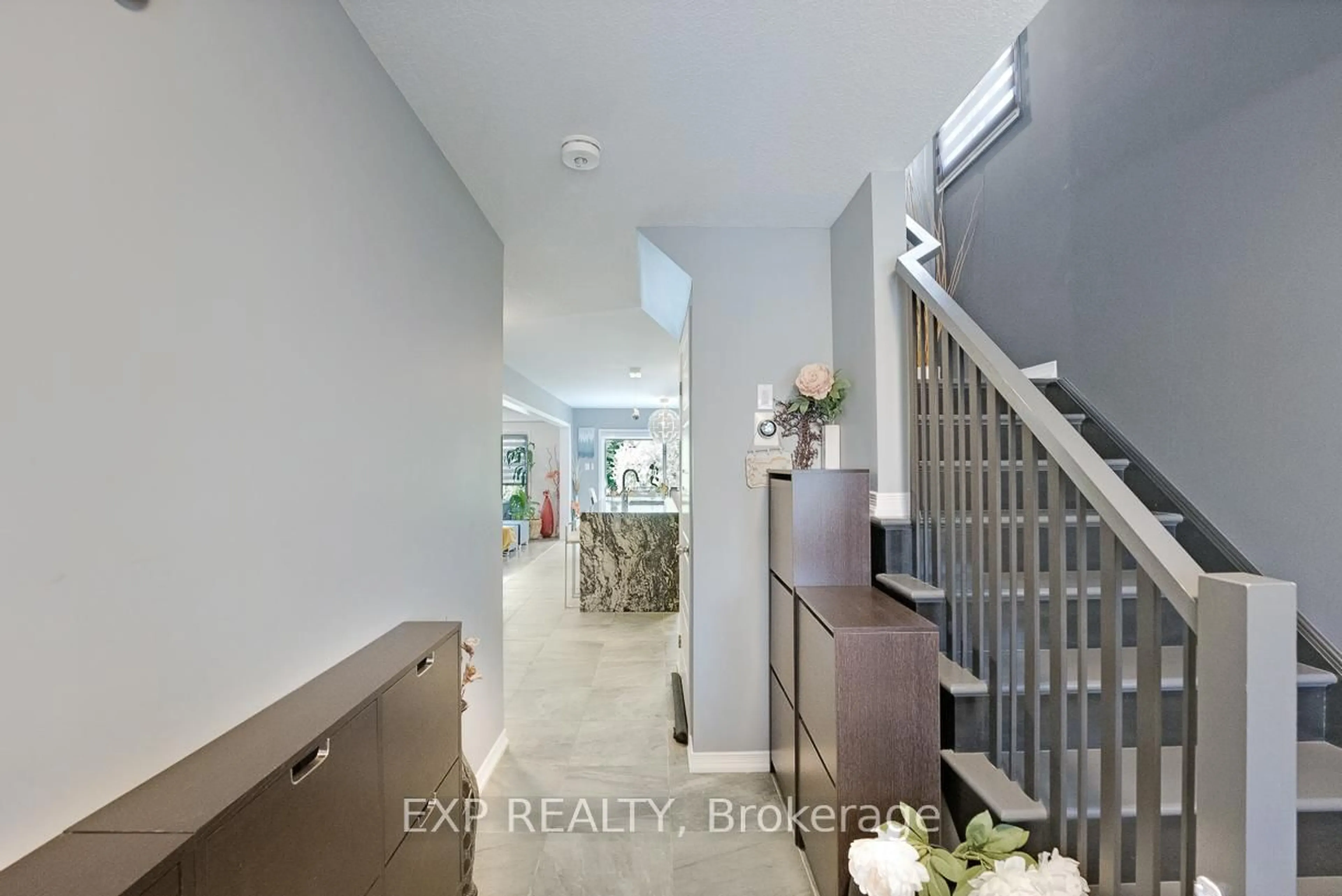 Indoor entryway for 7737 Hackberry Tr, Niagara Falls Ontario L2H 3R5