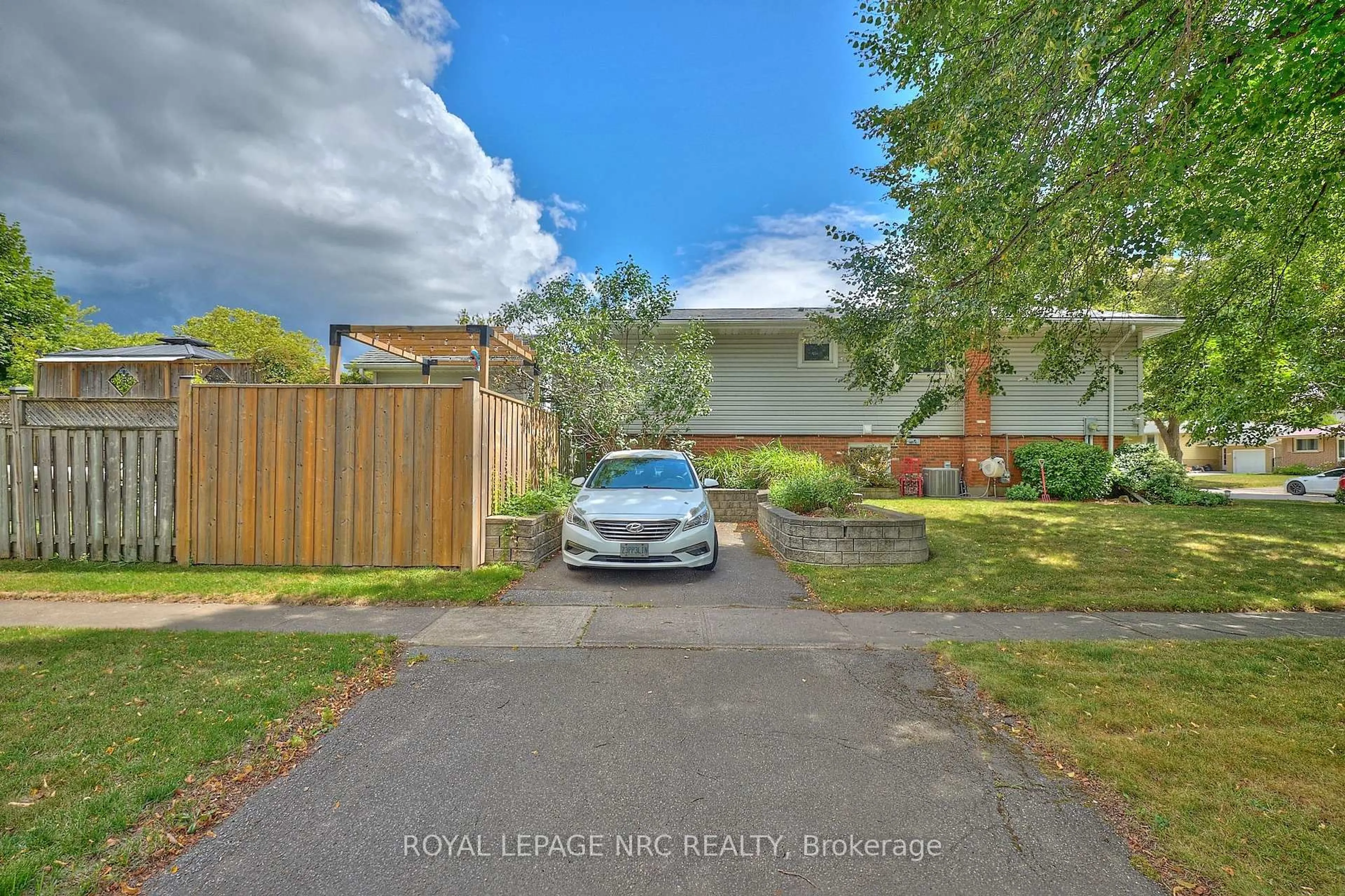 A pic from outside/outdoor area/front of a property/back of a property/a pic from drone, street for 7263 Parkdale St, Niagara Falls Ontario L2E 6Y6