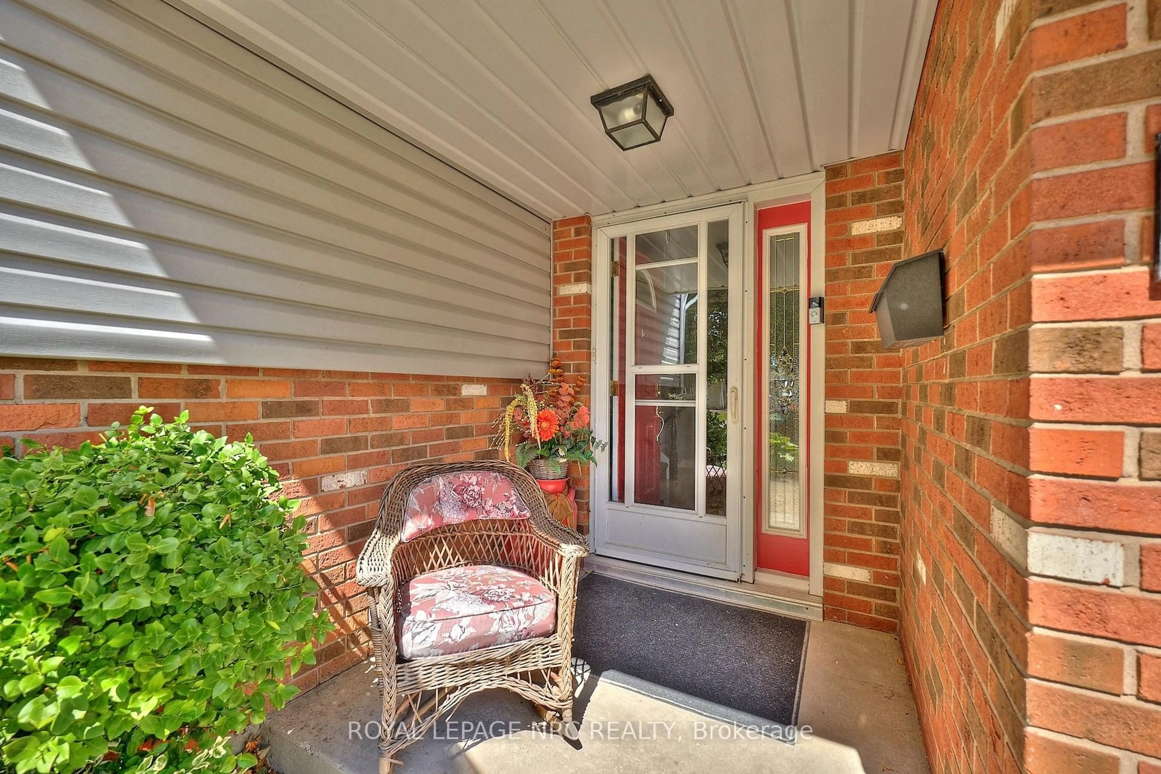 Indoor entryway for 7263 Parkdale St, Niagara Falls Ontario L2E 6Y6