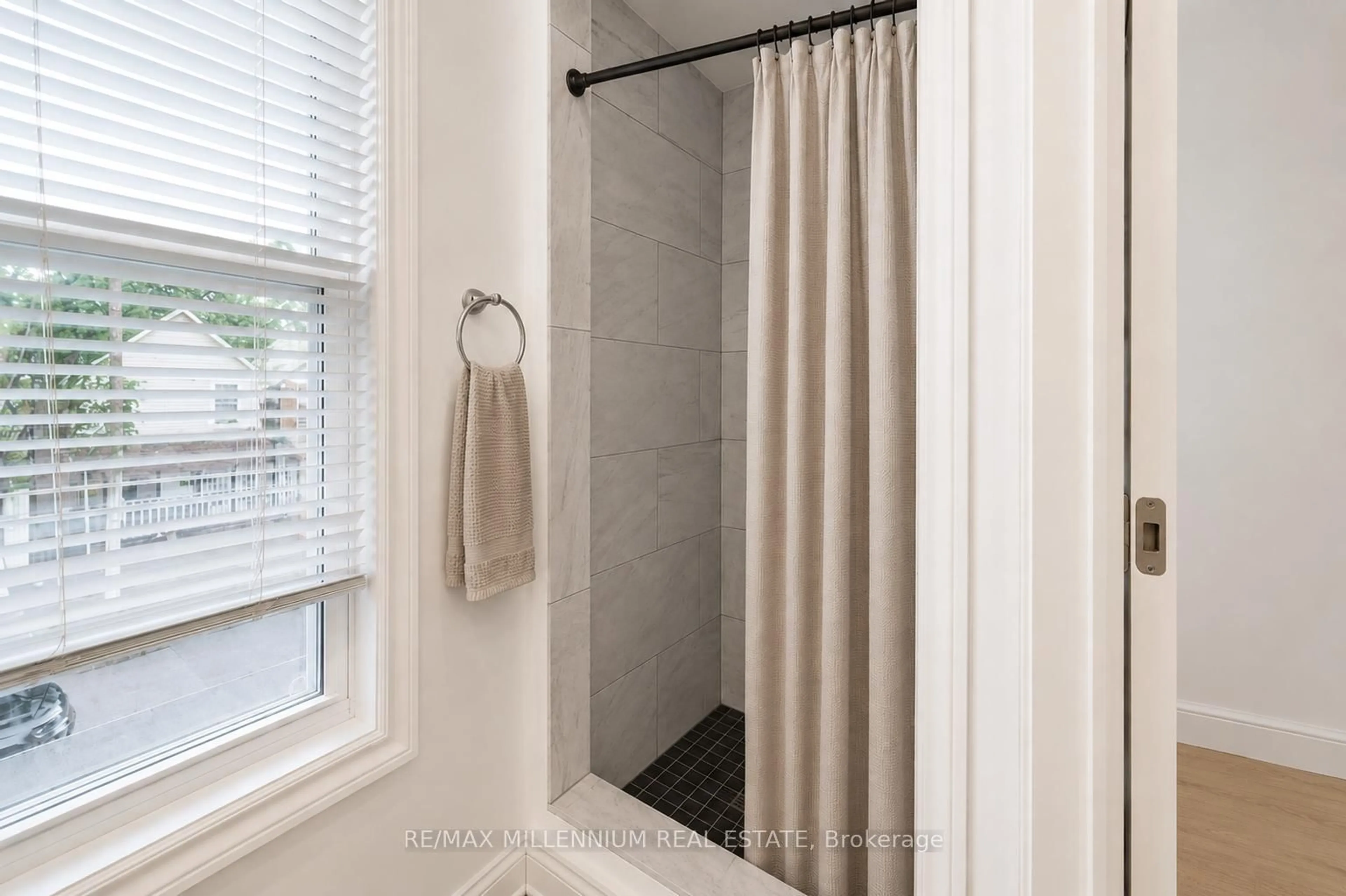 Standard bathroom, unknown for 22 Francis St, Hamilton Ontario L8L 3V1