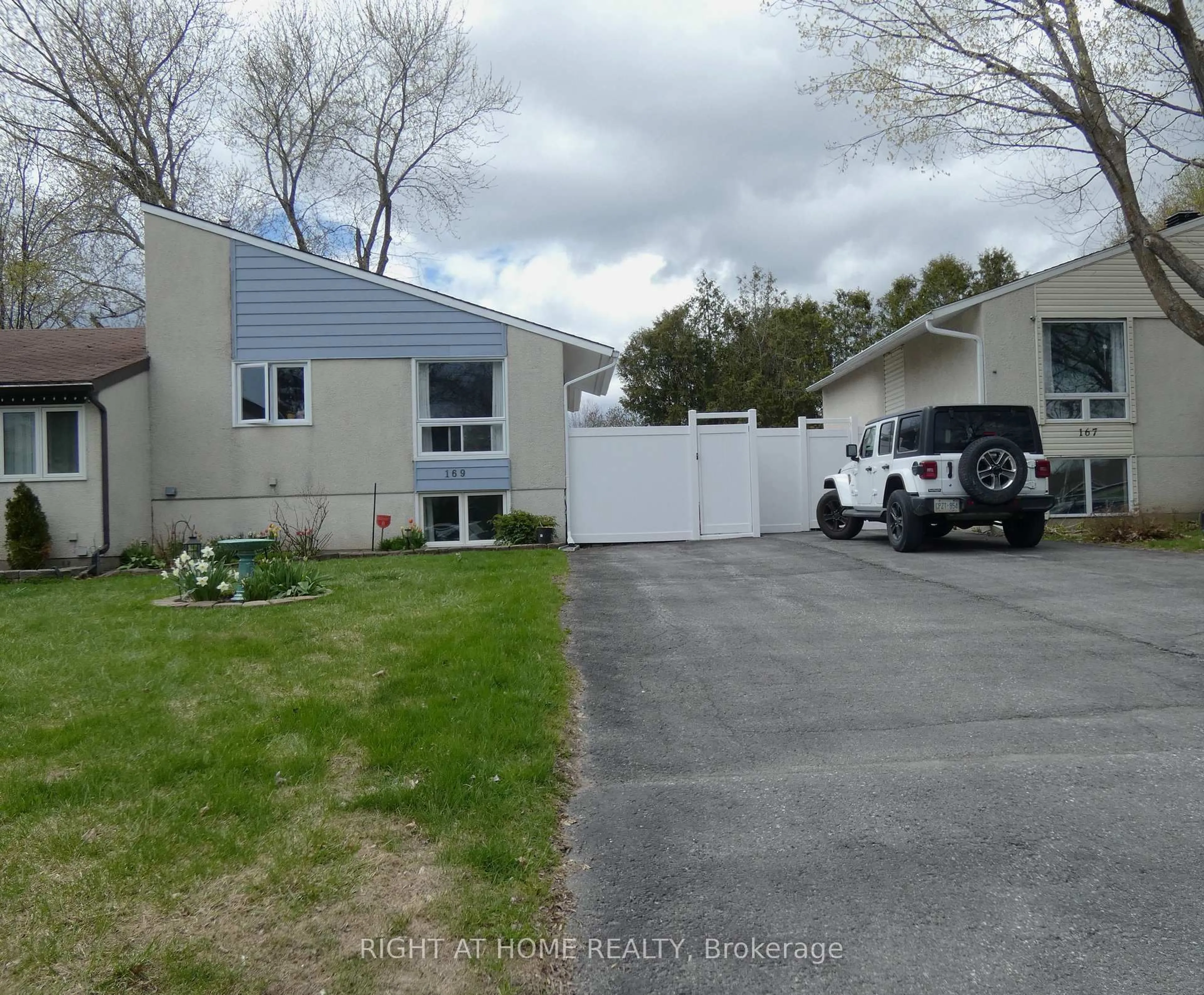 A pic from outside/outdoor area/front of a property/back of a property/a pic from drone, street for 169 Castlefrank Rd, Kanata Ontario K2L 1T3