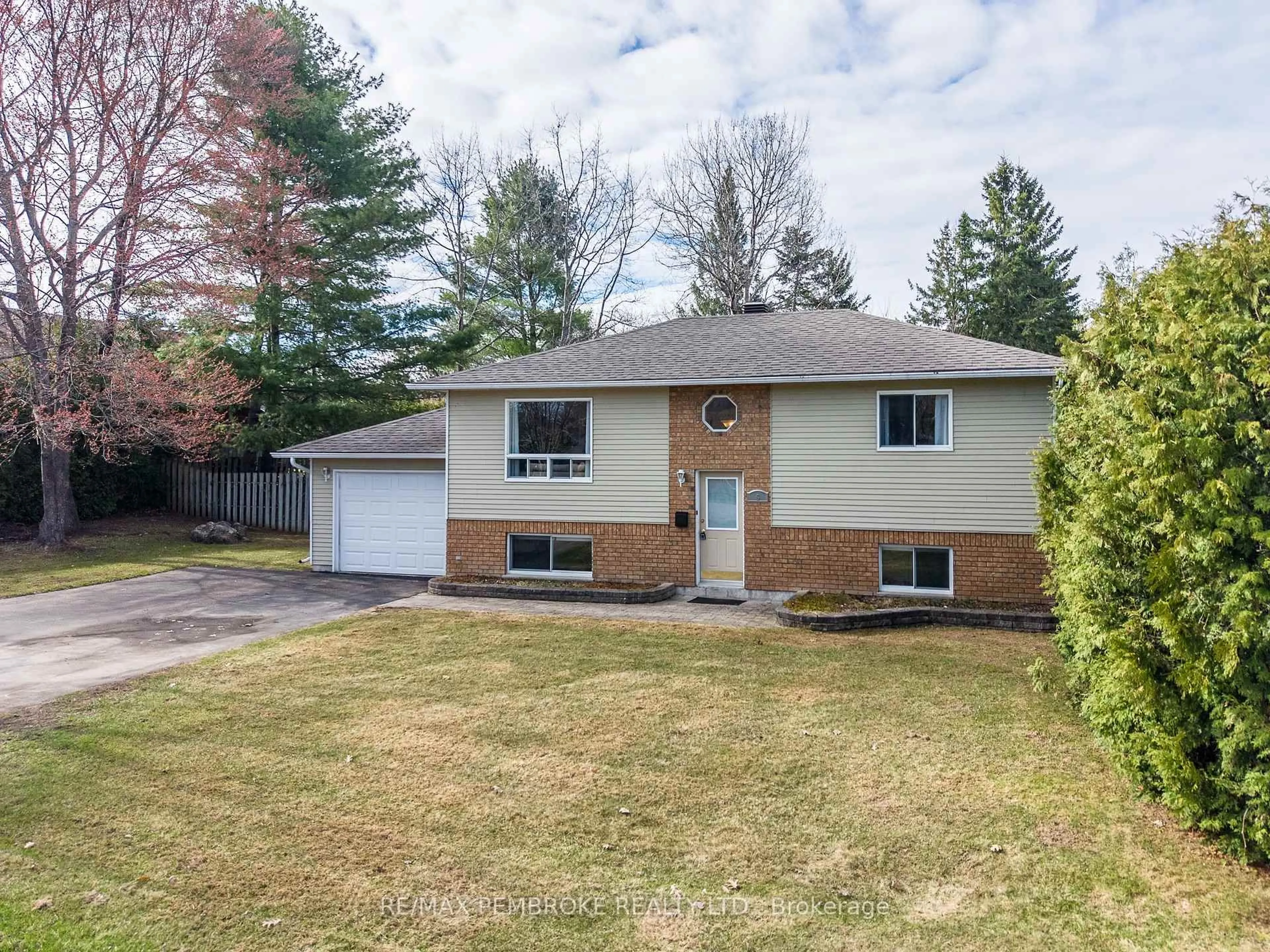 Unknown for 5 Edward St, Petawawa Ontario K8H 2P2