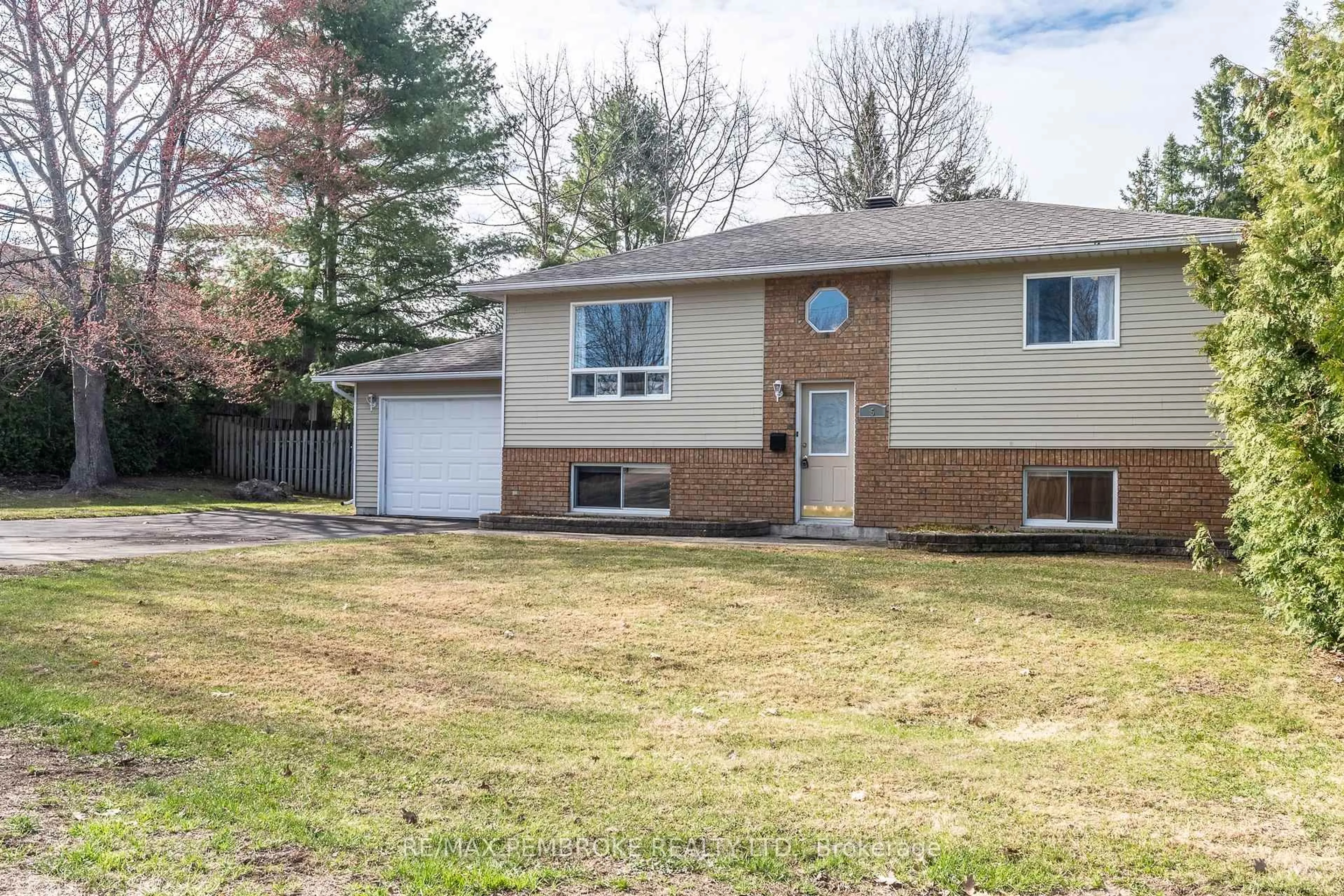 Home with vinyl exterior material, street for 5 Edward St, Petawawa Ontario K8H 2P2